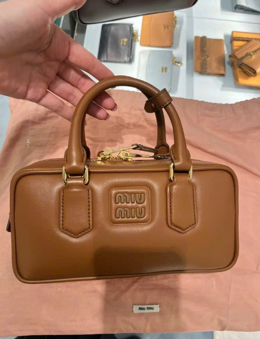 TÚI MIUMIU ARCADIE ZIPPED HAND BAG (COGNAC)