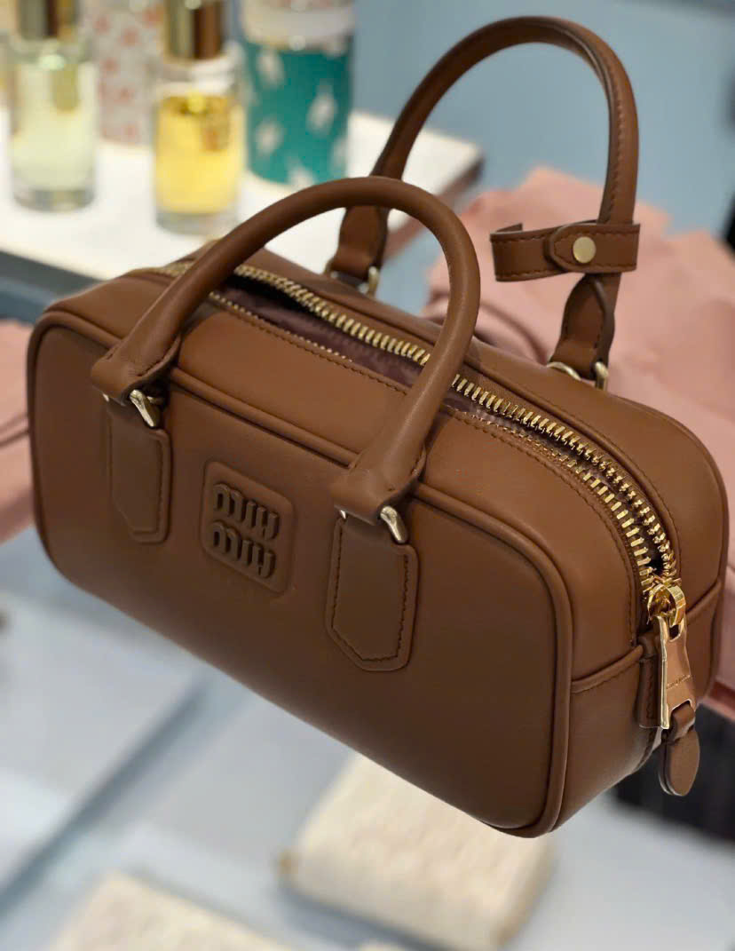TÚI MIUMIU ARCADIE ZIPPED HAND BAG (COGNAC)