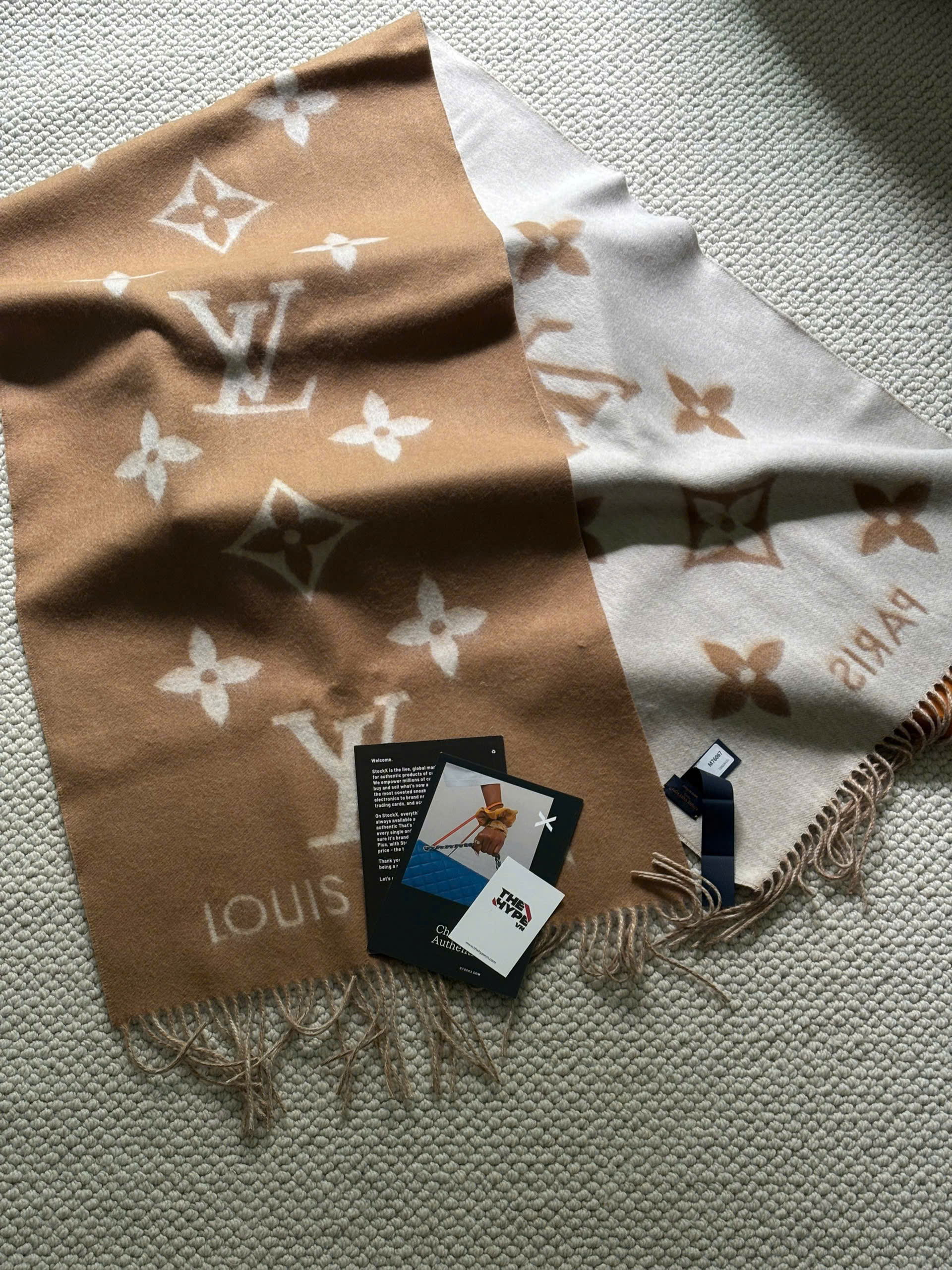 KHĂN QUÀNG LOUIS VUITTON LV ESSENTIAL MONOGRAM (BEIGE)