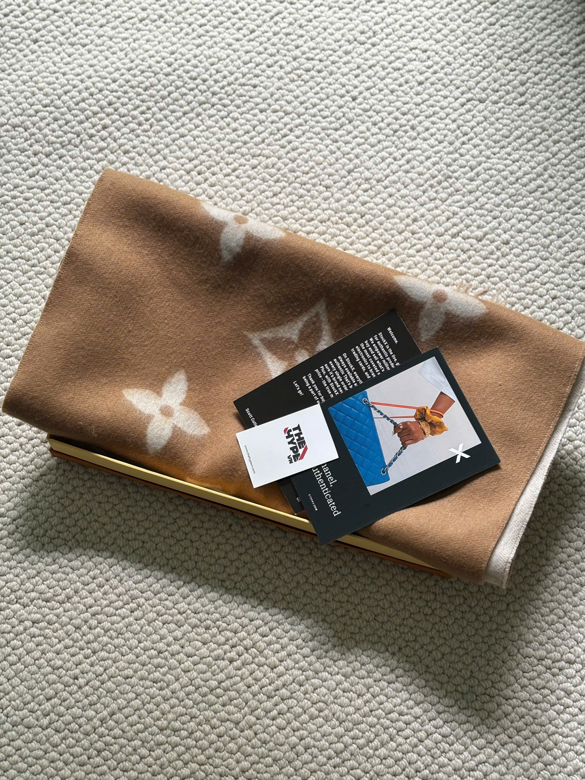 KHĂN QUÀNG LOUIS VUITTON LV ESSENTIAL MONOGRAM (BEIGE)