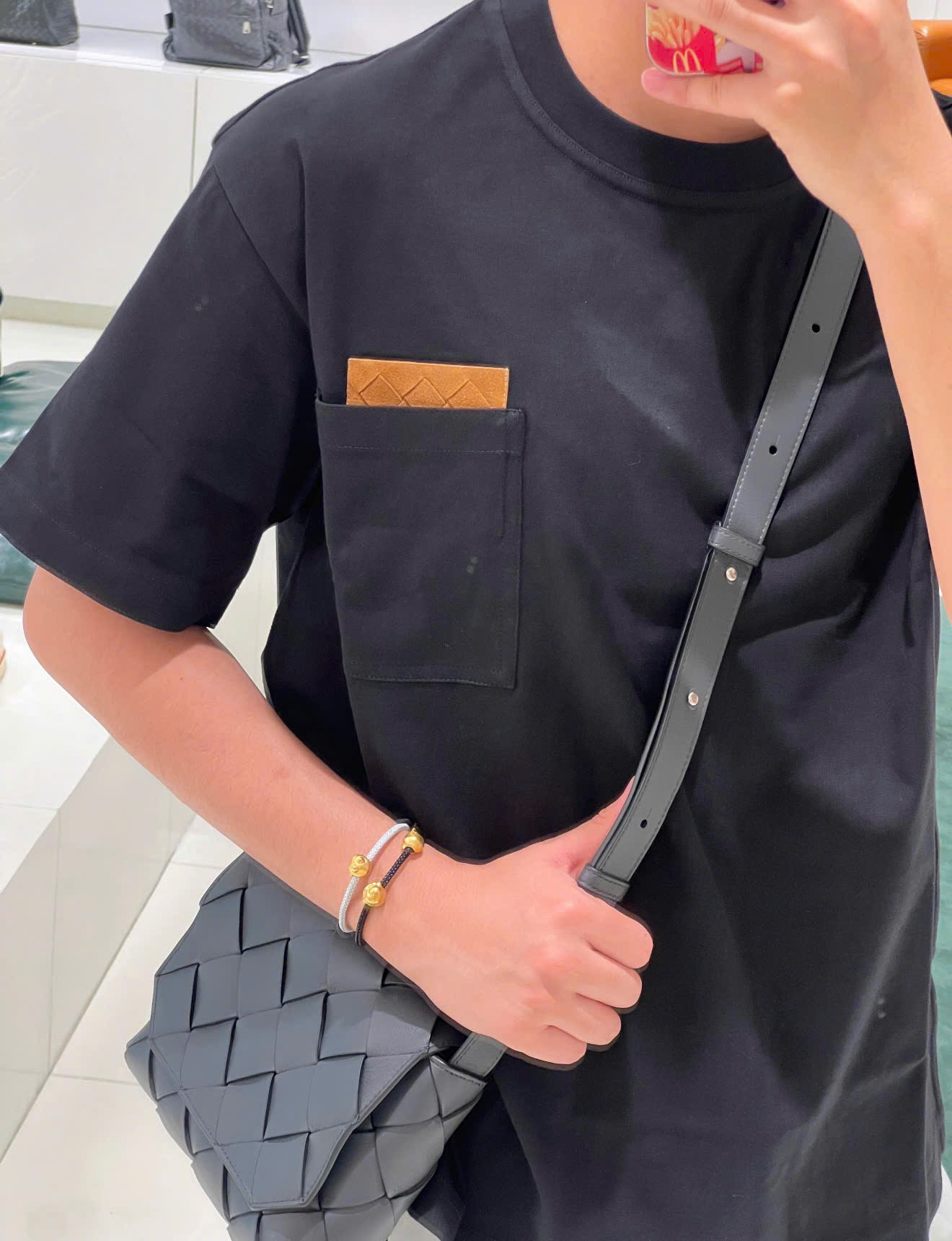 ÁO THUN BOTTEGA VENETA POCKET (BLACK)