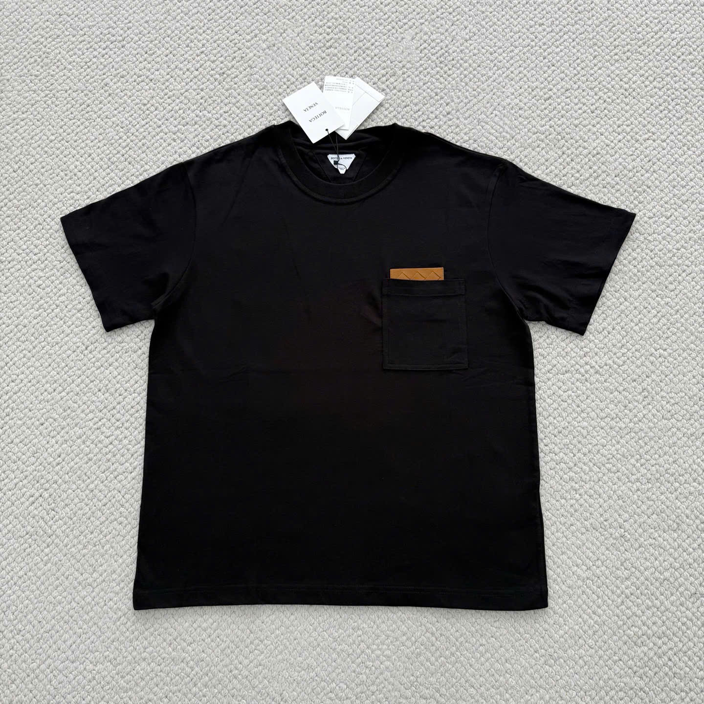 ÁO THUN BOTTEGA VENETA POCKET (BLACK)