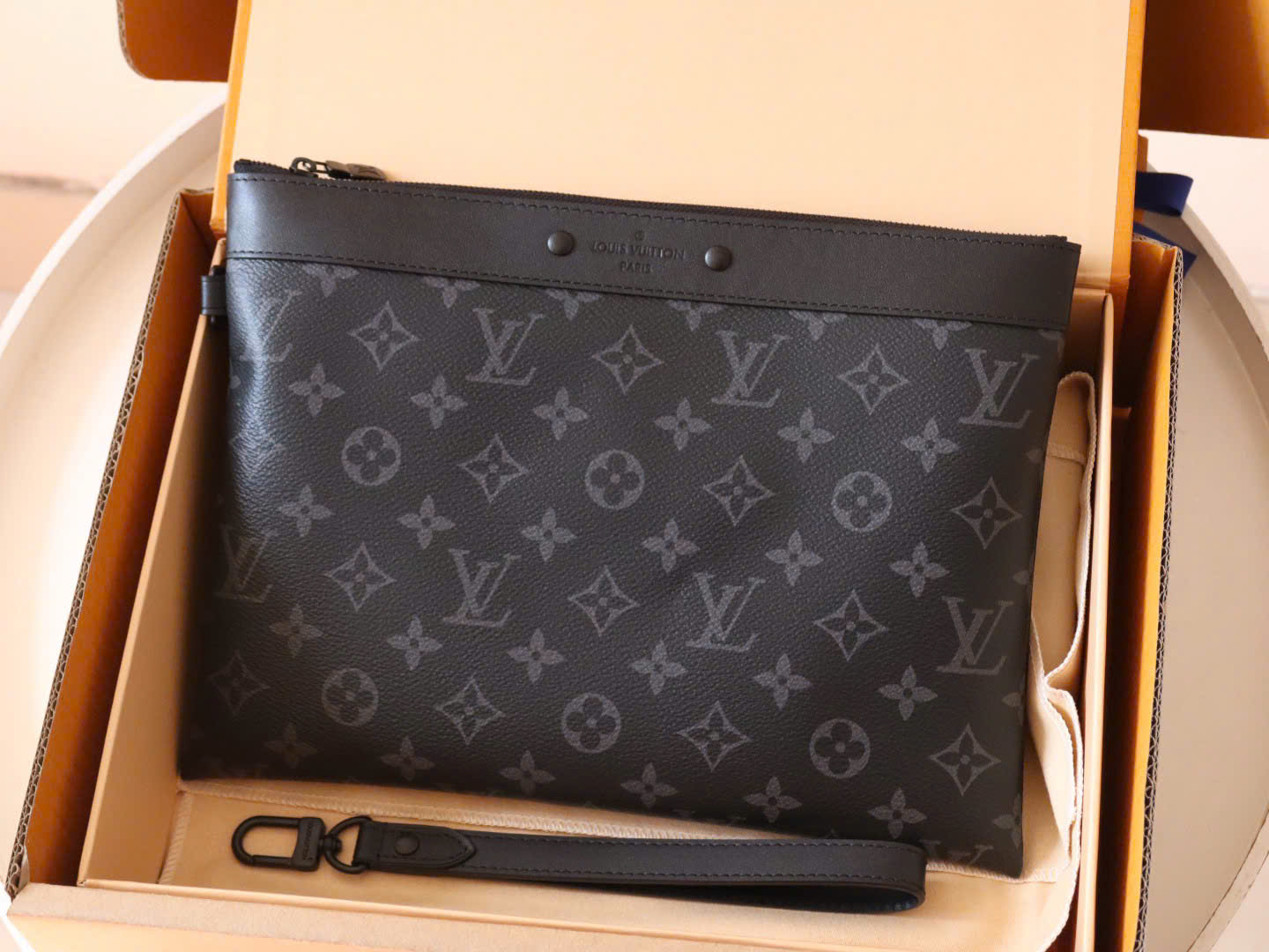 TÚI CLUTCH LOUIS VUITION MONOGRAM (GREY)