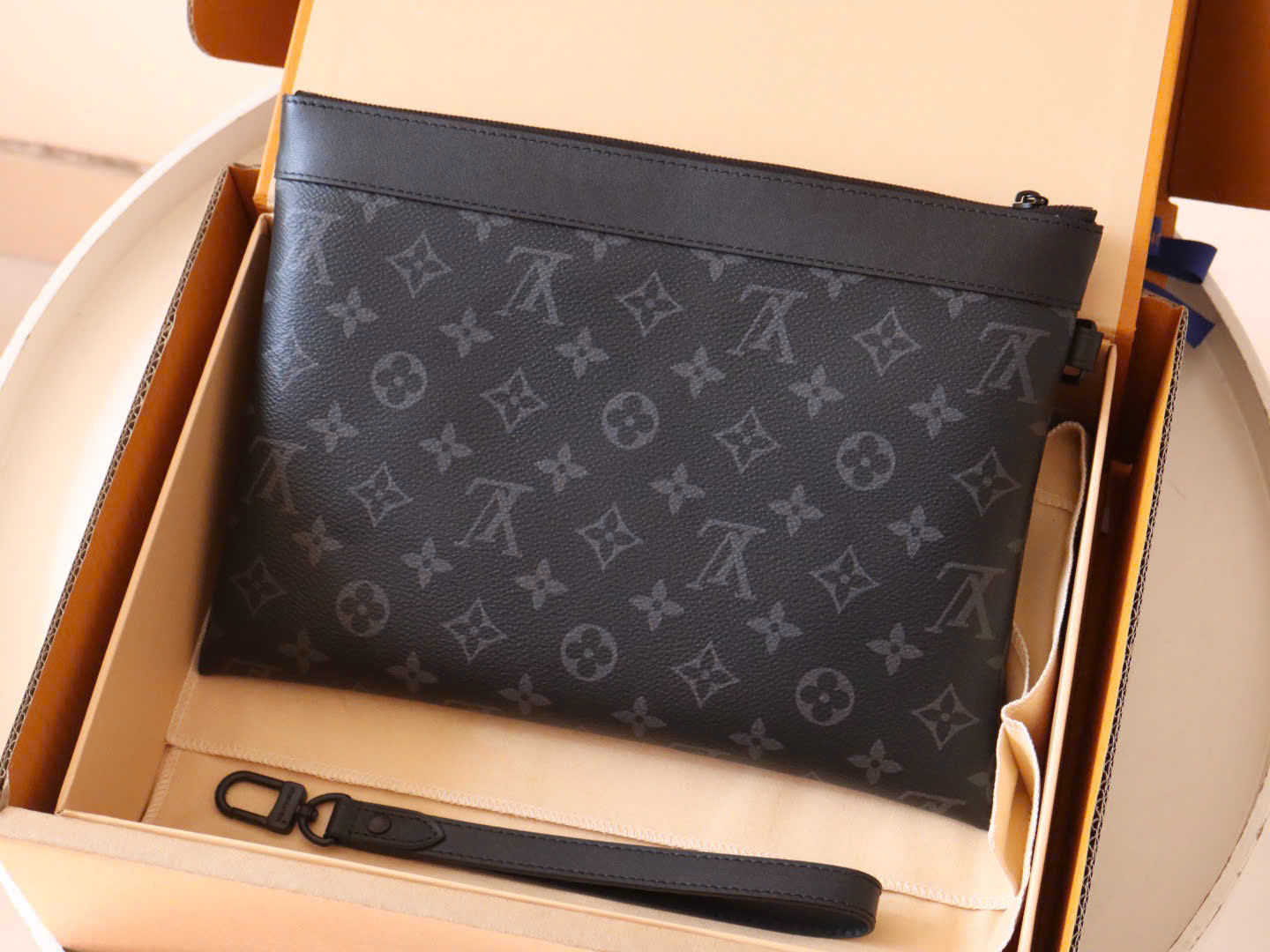 TÚI CLUTCH LOUIS VUITION MONOGRAM (GREY)