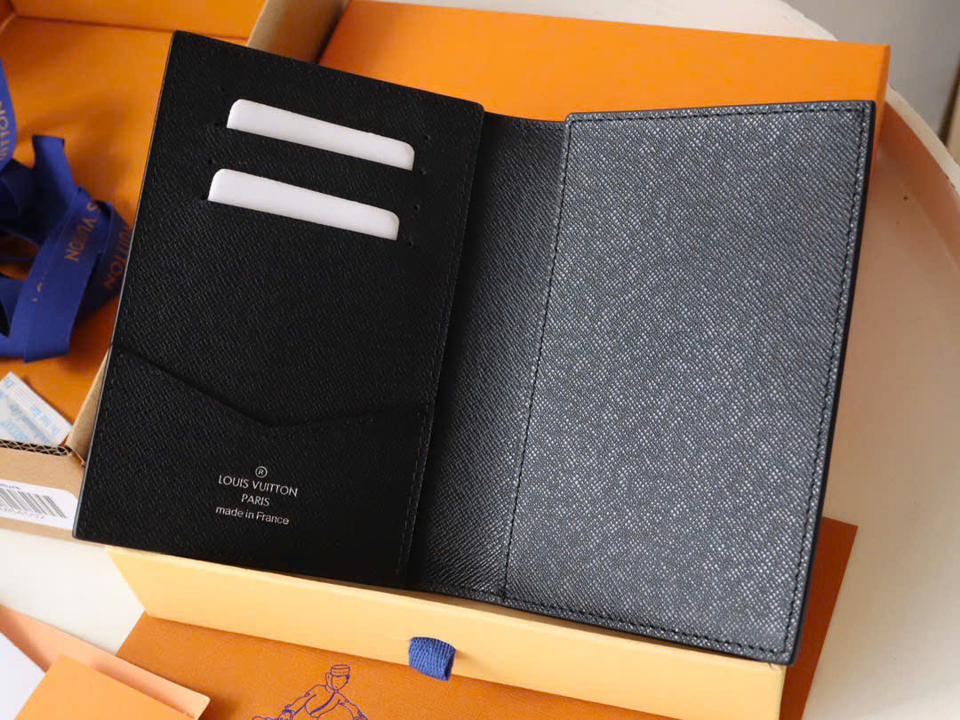 Ví Louis Vuitton Passport Monogram (Grey) [Mirror Quality]