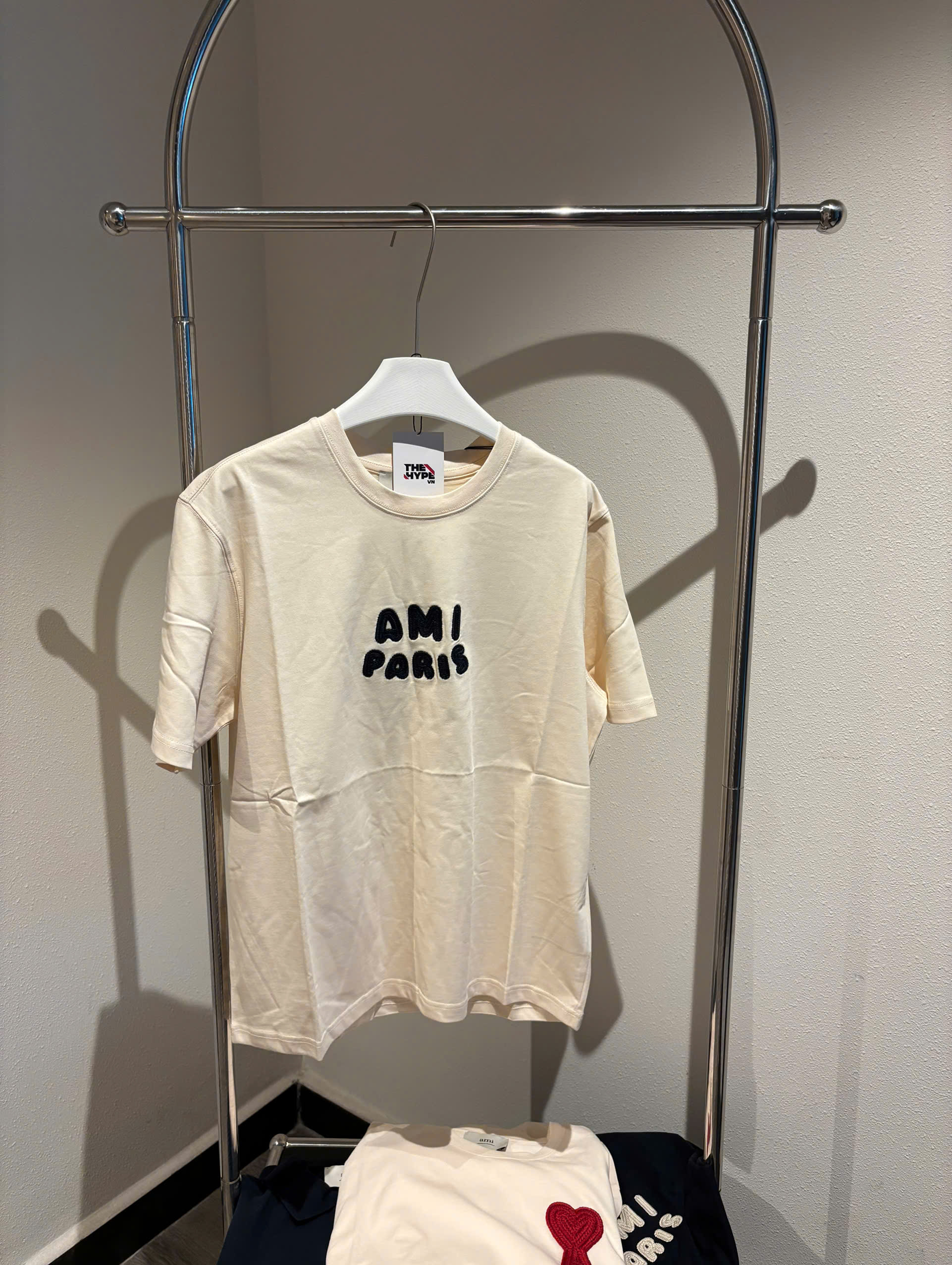 ÁO THUN AMI PARIS LOGO PATCH SS25 (NEUTRAL)