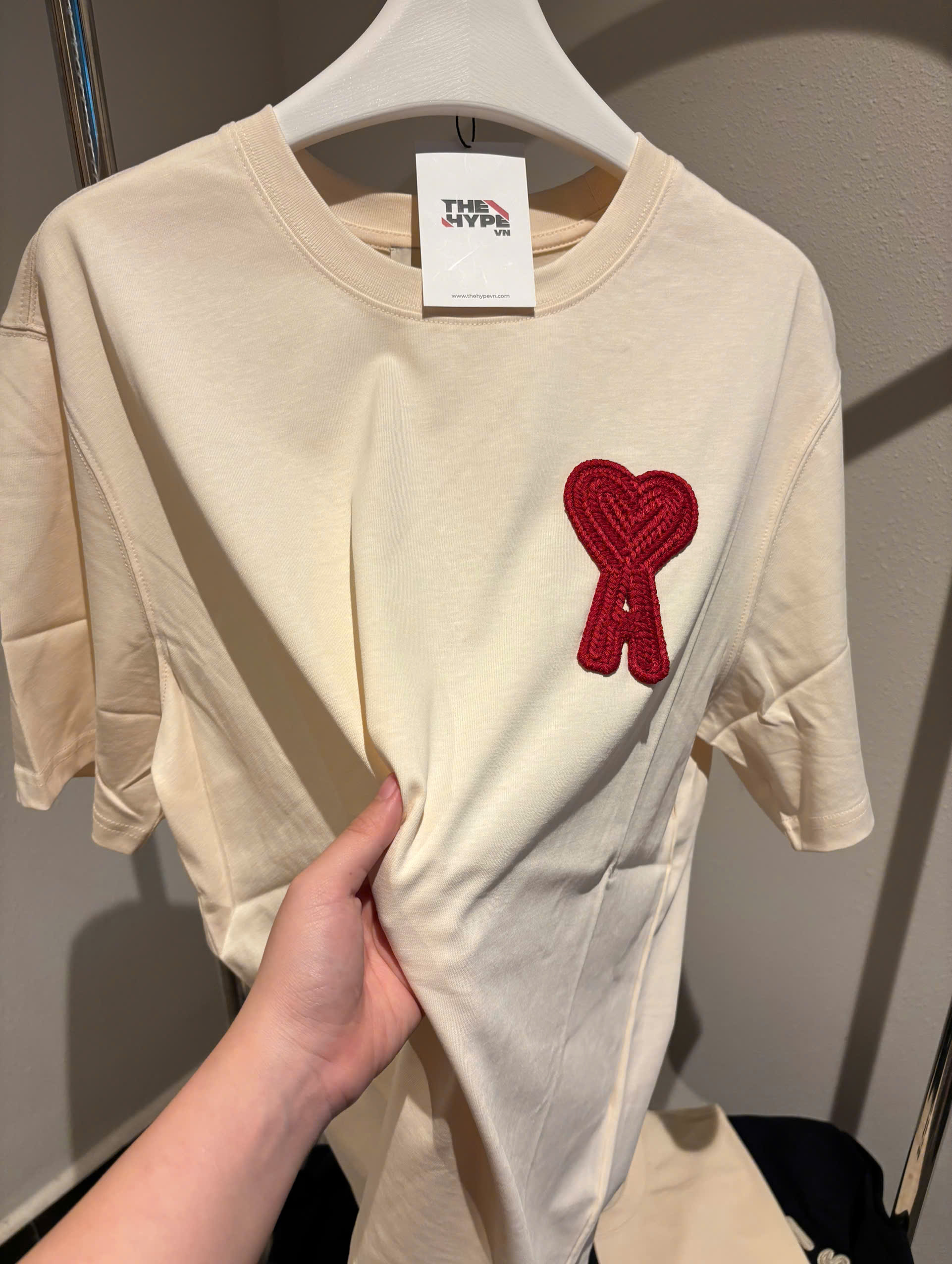 ÁO THUN AMI PARIS RED CHEST EMBROIDERED (BEIGE)