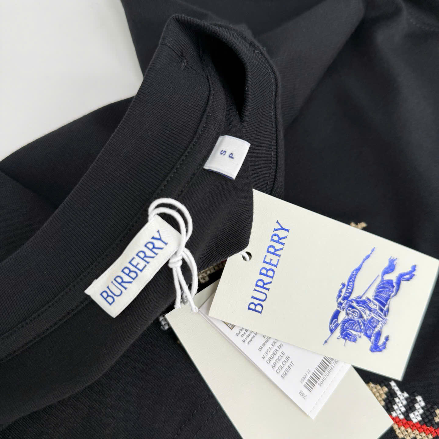 ÁO THUN BURBERRY BBR LOGO DETAILED (BLACK)