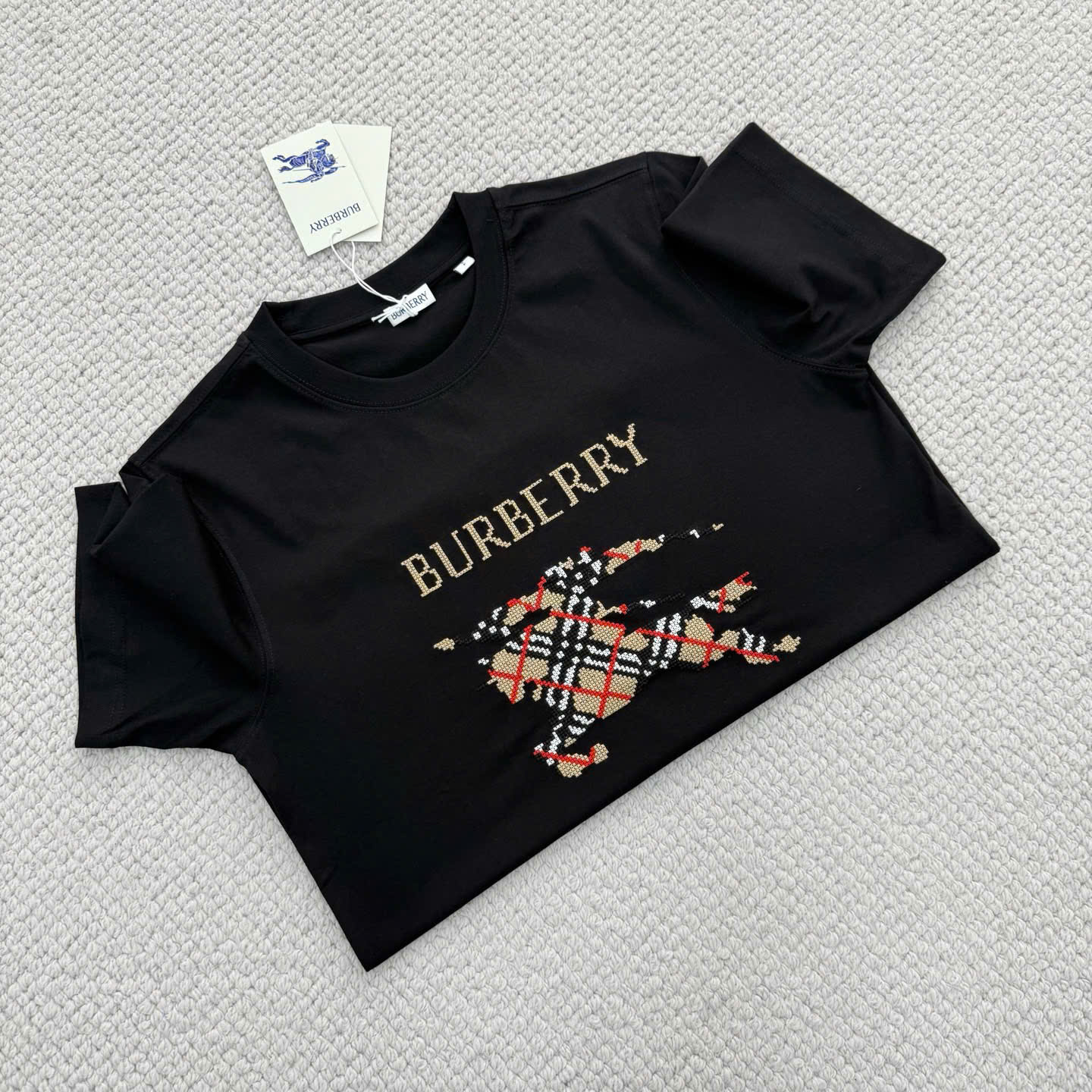 ÁO THUN BURBERRY BBR LOGO DETAILED (BLACK)