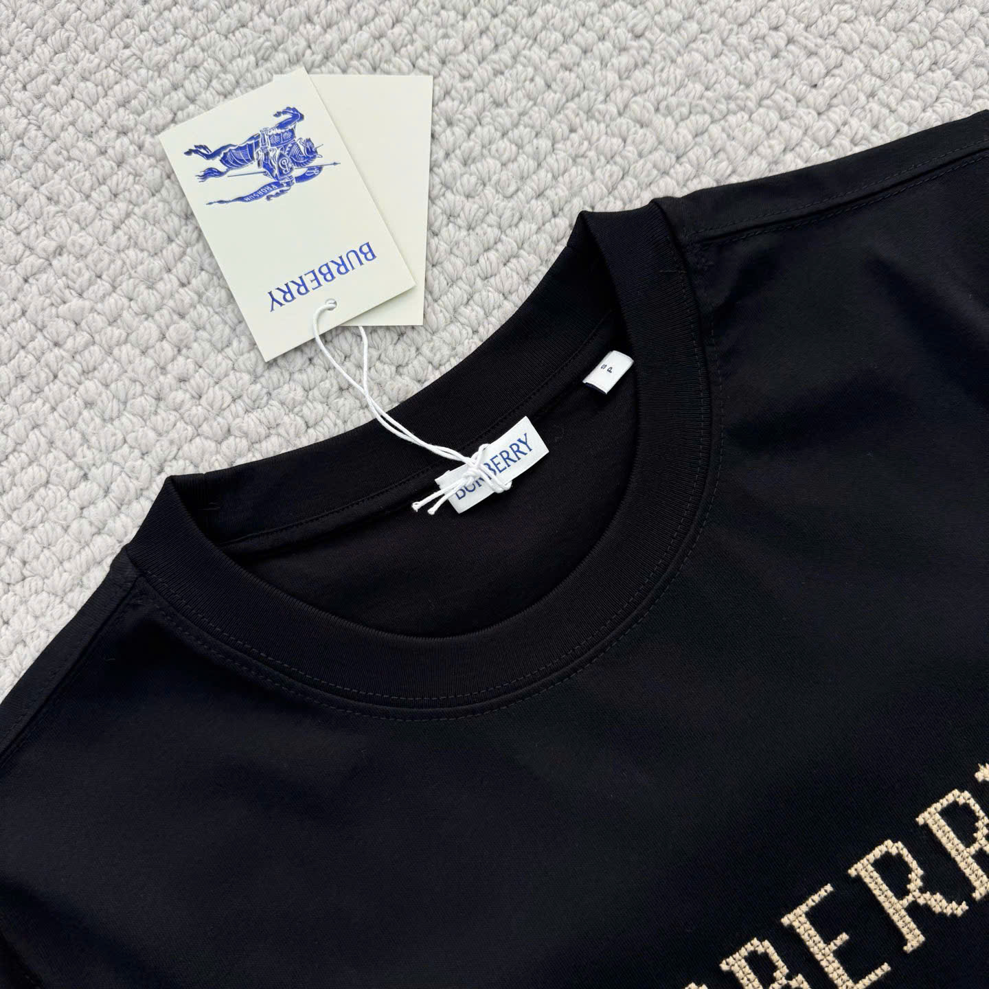 ÁO THUN BURBERRY BBR LOGO DETAILED (BLACK)