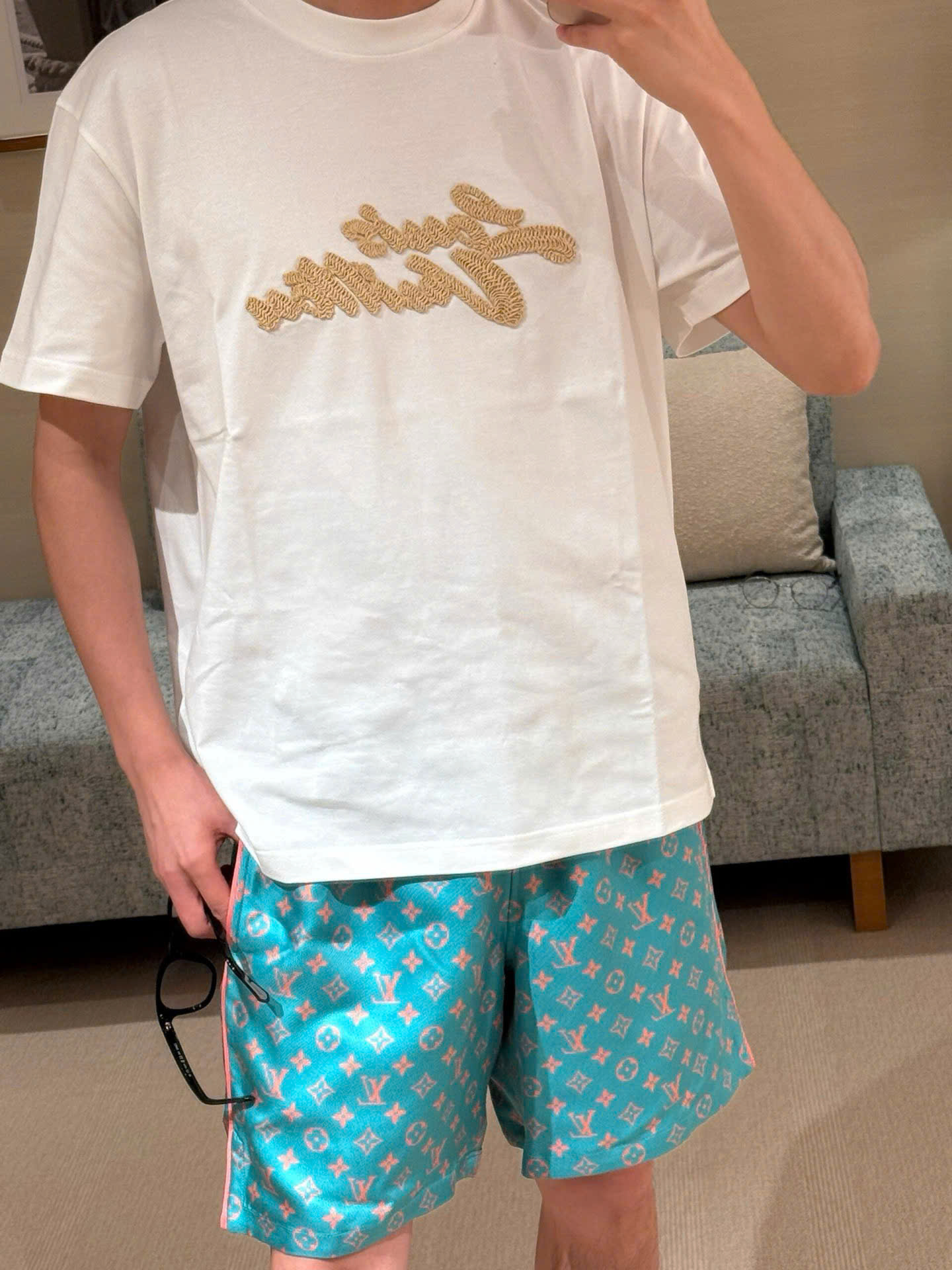 ÁO THUN LOUIS VUITTON LV EMBROIDERED SIGNATURE (WHITE)