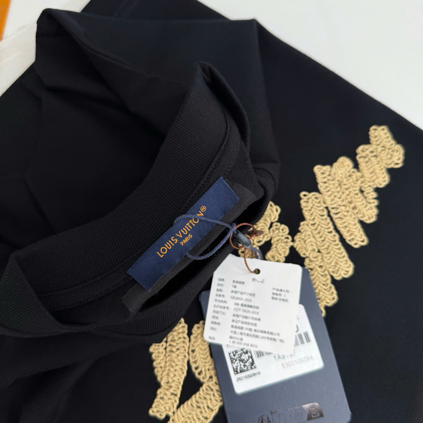 ÁO THUN LOUIS VUITTON EMBROIDERED SIGNATURE (BLACK)