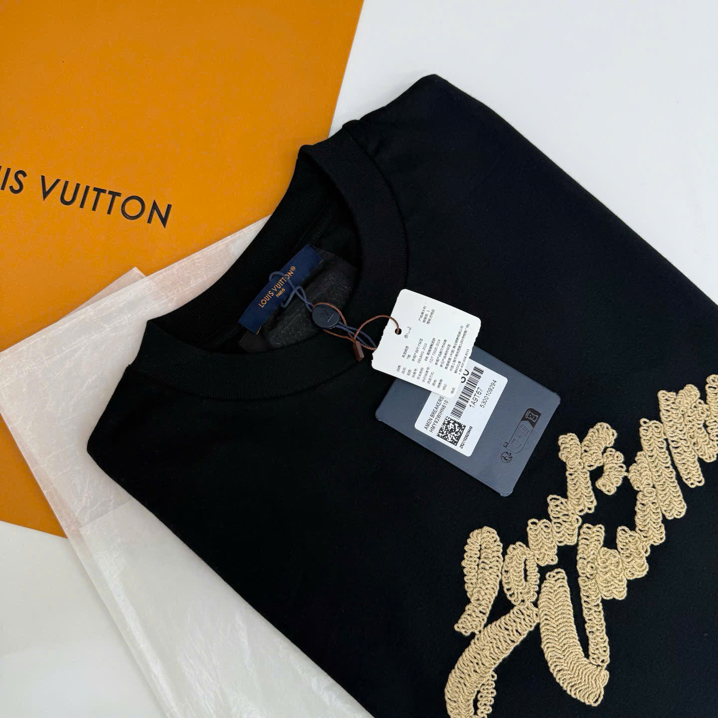 ÁO THUN LOUIS VUITTON EMBROIDERED SIGNATURE (BLACK)