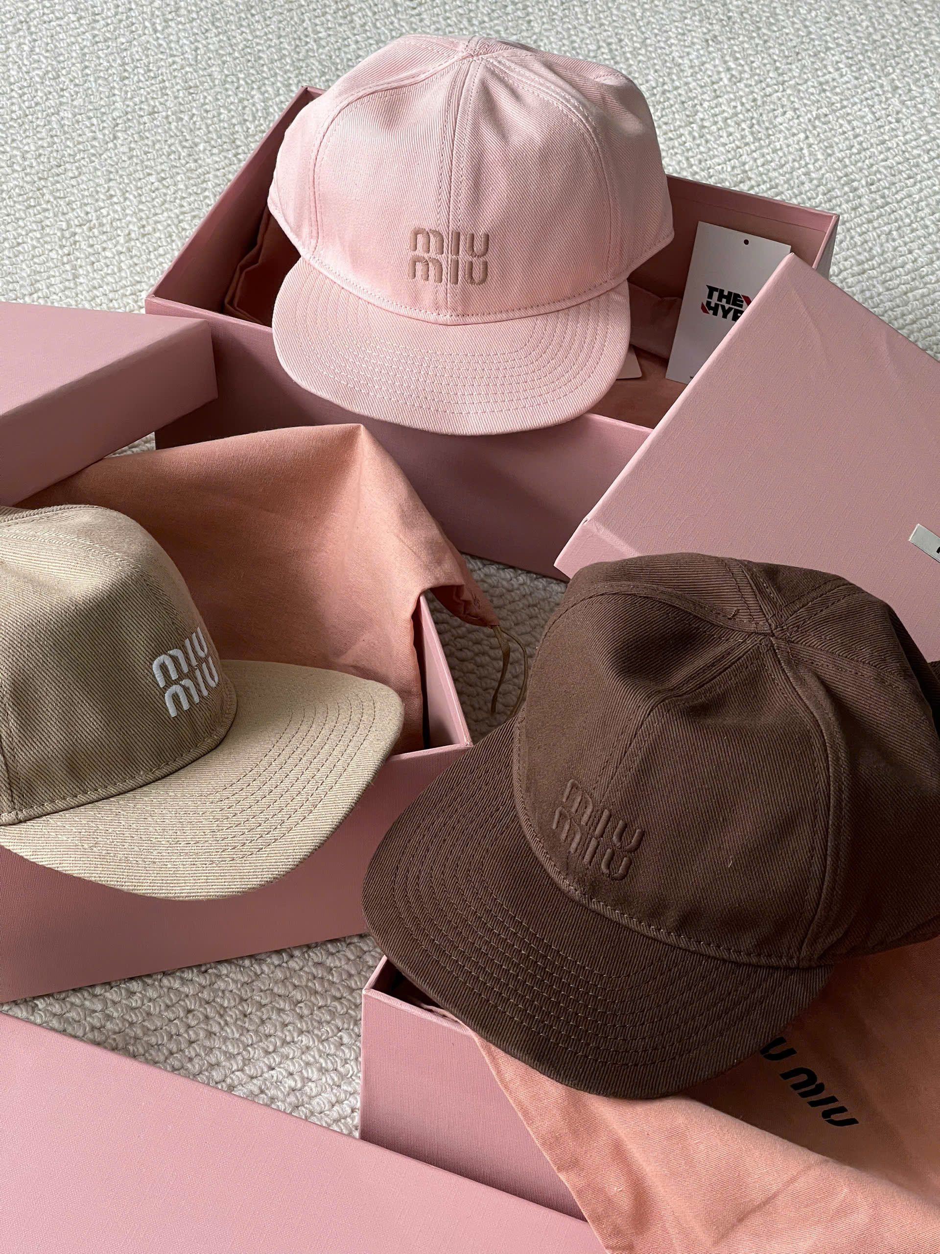 NÓN MIUMIU CAP (BEIGE)