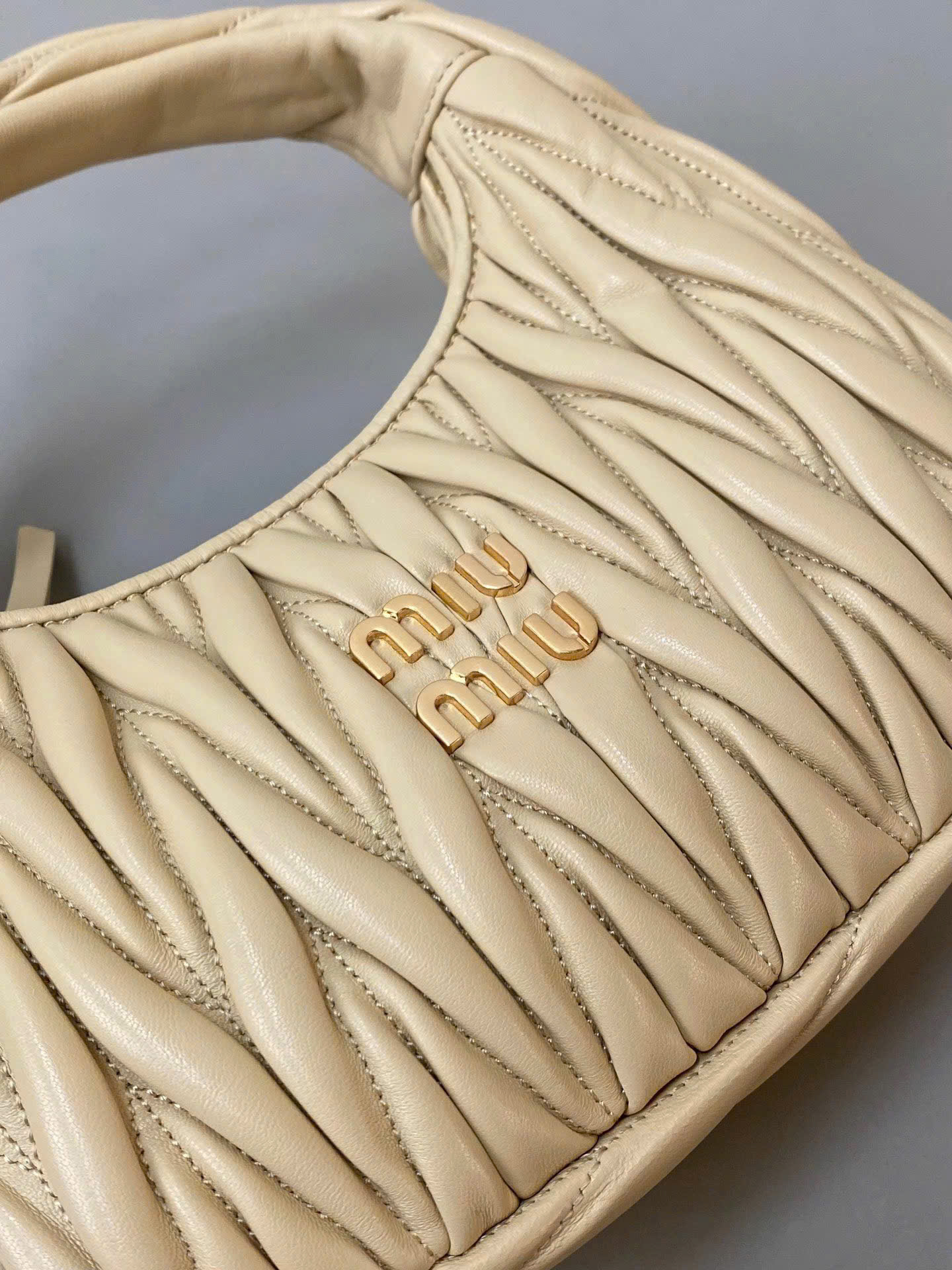 TÚI MIU MIU WANDER MATELASSÉ NAPPA LEATHER HOBO (SOY GREEN)