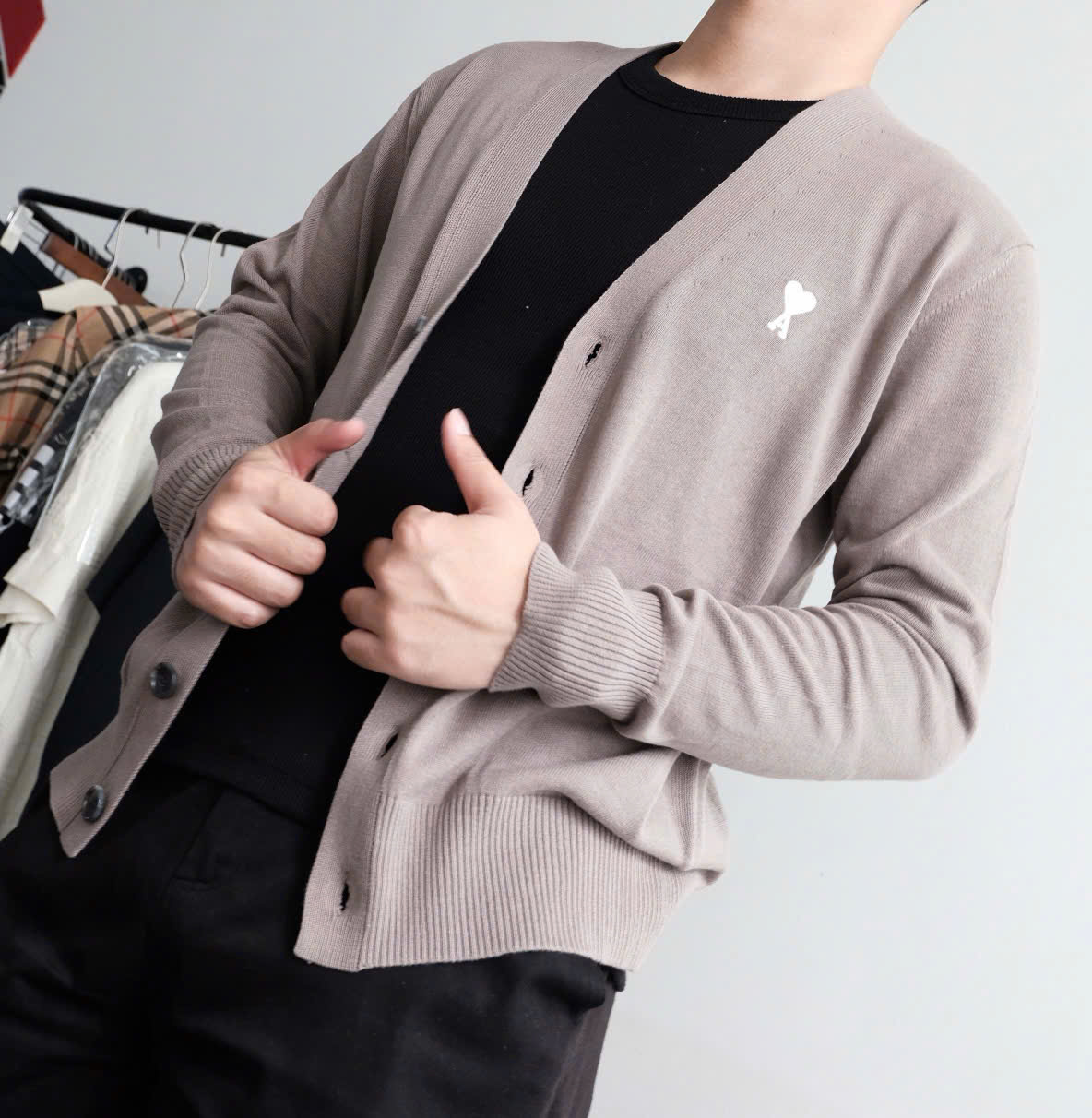 ÁO CARDIGAN AMI PARIS MOTIF (TAUPE BROWN)