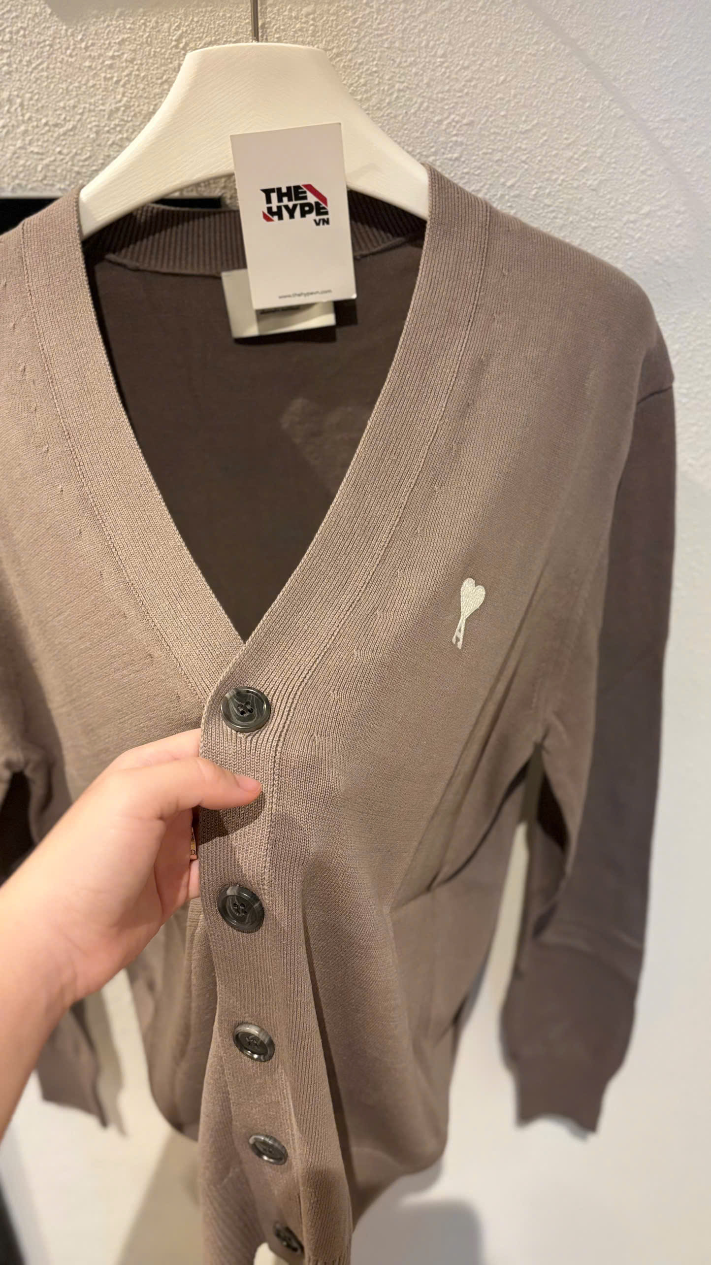 ÁO CARDIGAN AMI PARIS MOTIF (TAUPE BROWN)