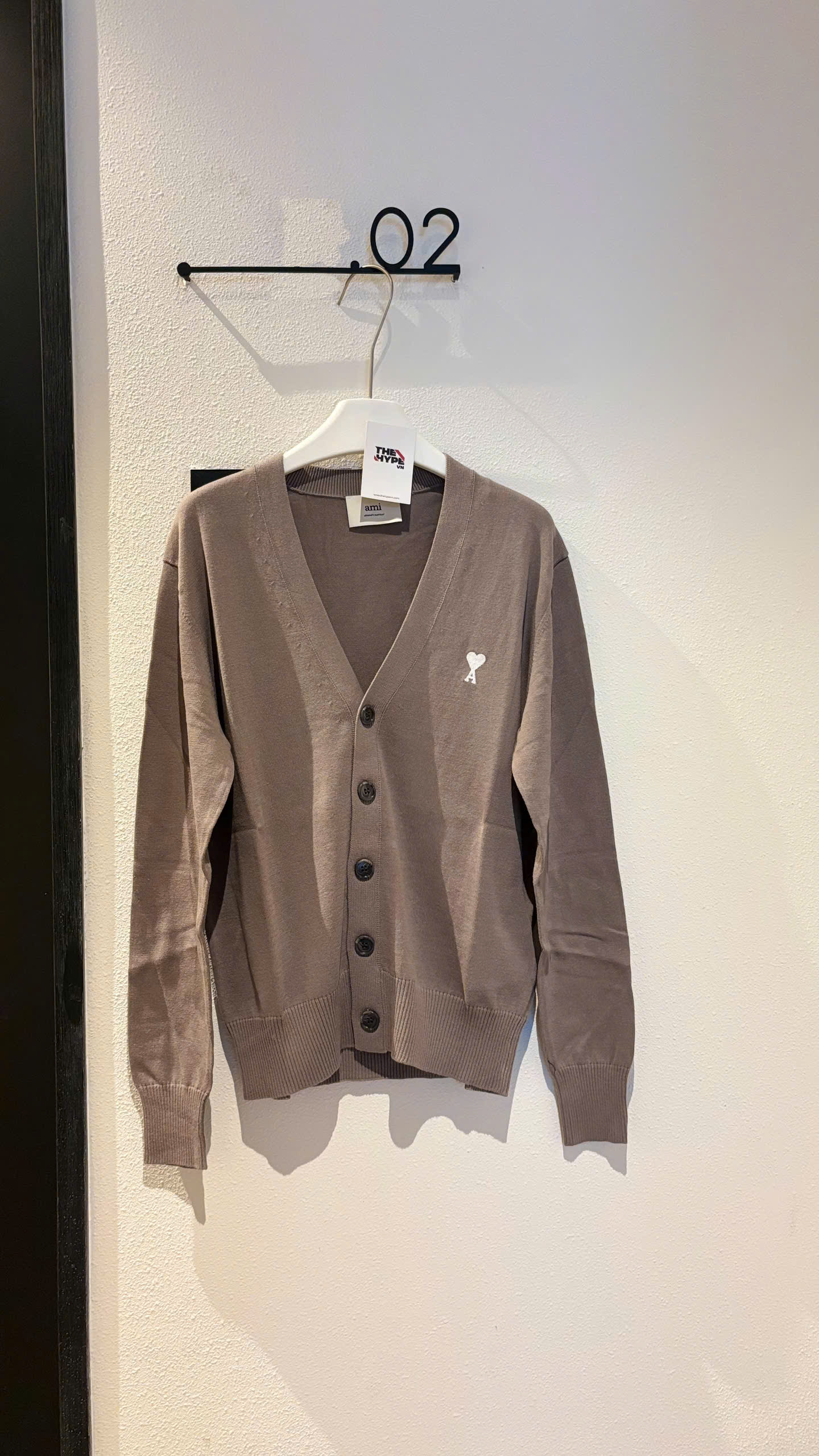 ÁO CARDIGAN AMI PARIS MOTIF (TAUPE BROWN)