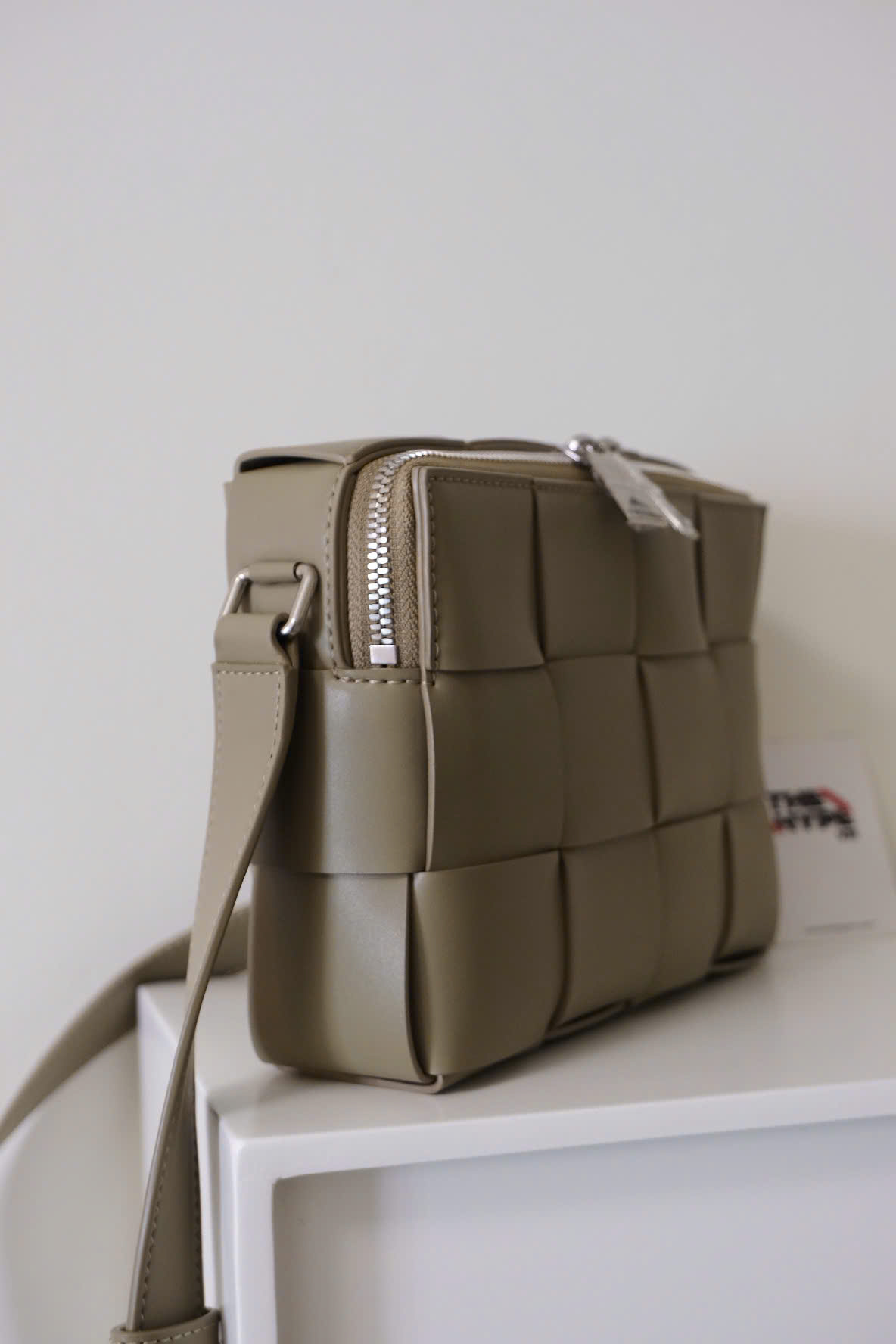 TÚI BOTTEGA VENETA CASSETTE CAMERA ‘TAUPE’