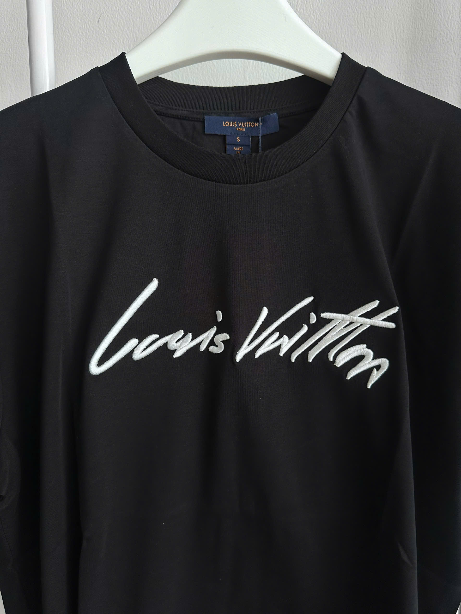 ÁO THUN LOUIS VUITTON CURSIVE (BLACK)