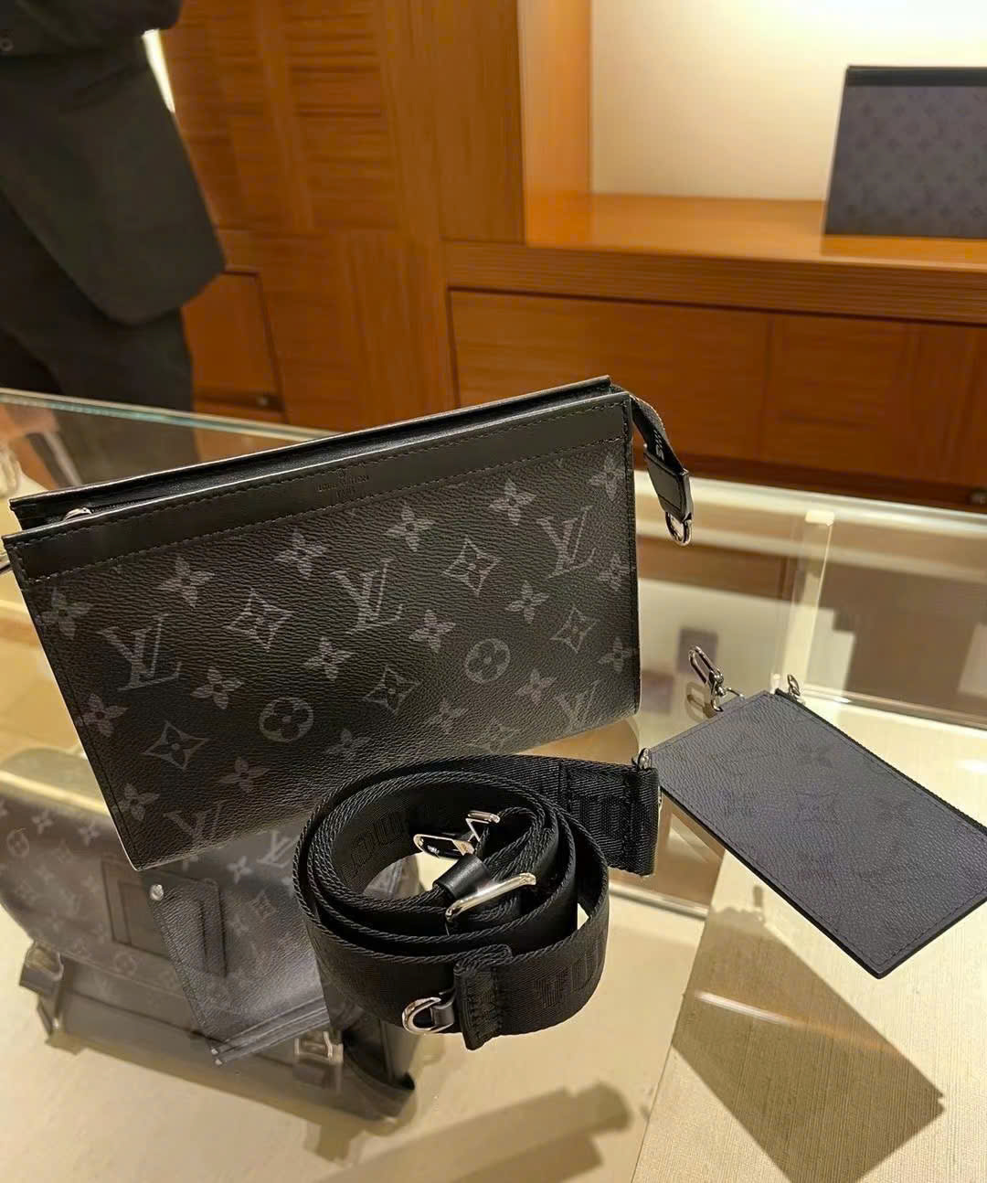 Túi Louis Vuitton Gaston Wearable Wallet ‘Monogram" (gray)