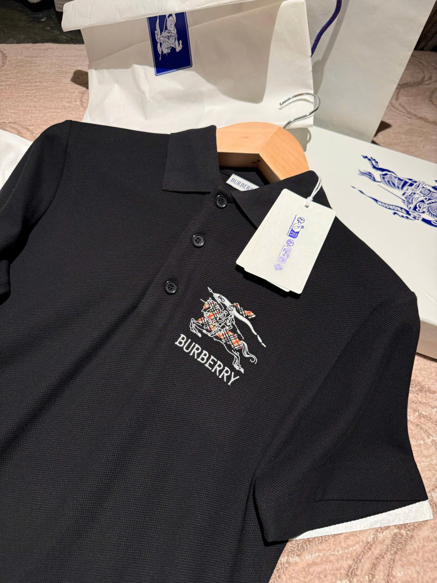 ÁO POLO BURBERRY SKETCH KNIGHT (BLACK)