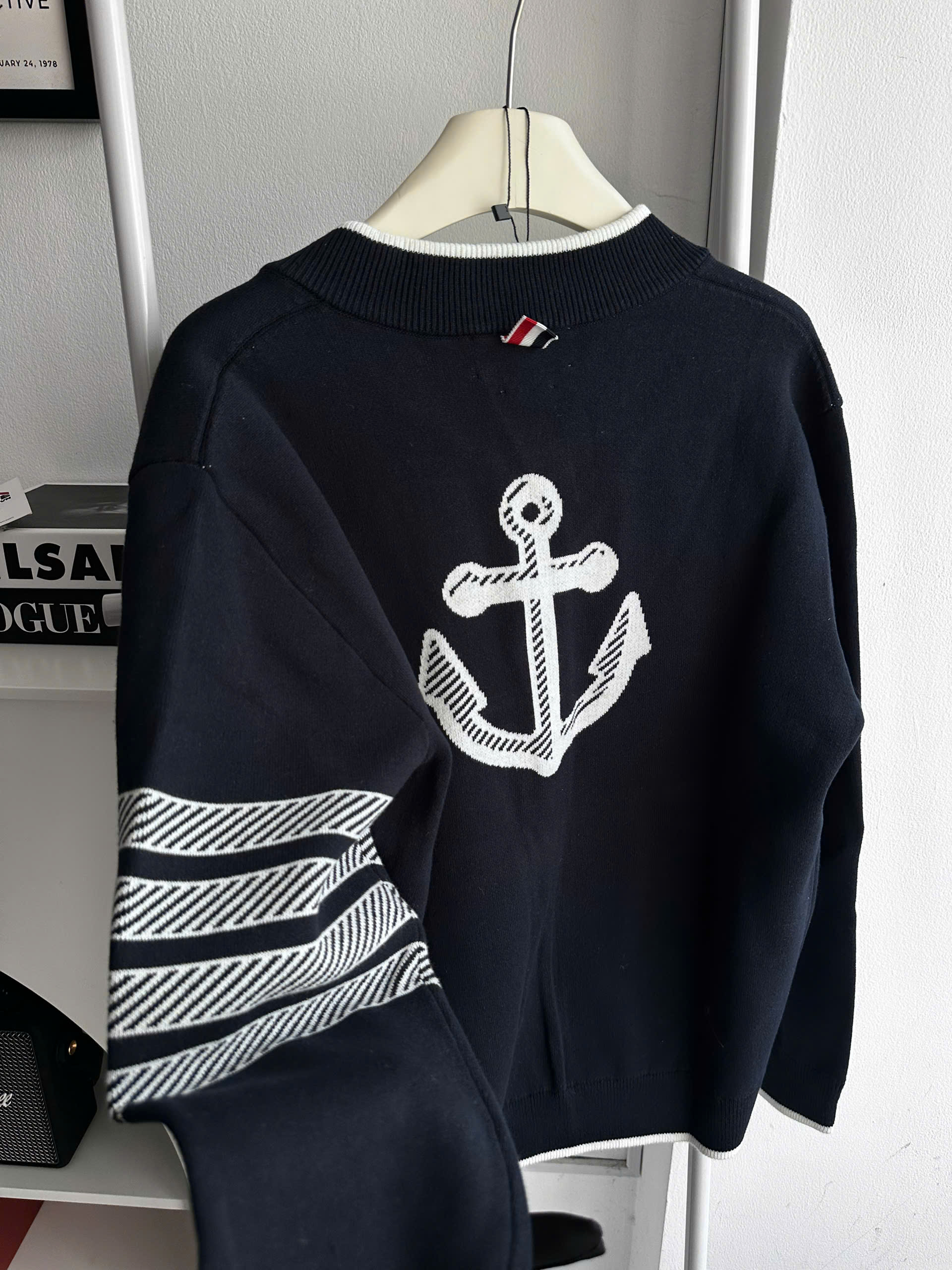 CARDIGAN THOM BROWNE ANCHOR-JACQUARD WOOL JUMPER (NAVY)