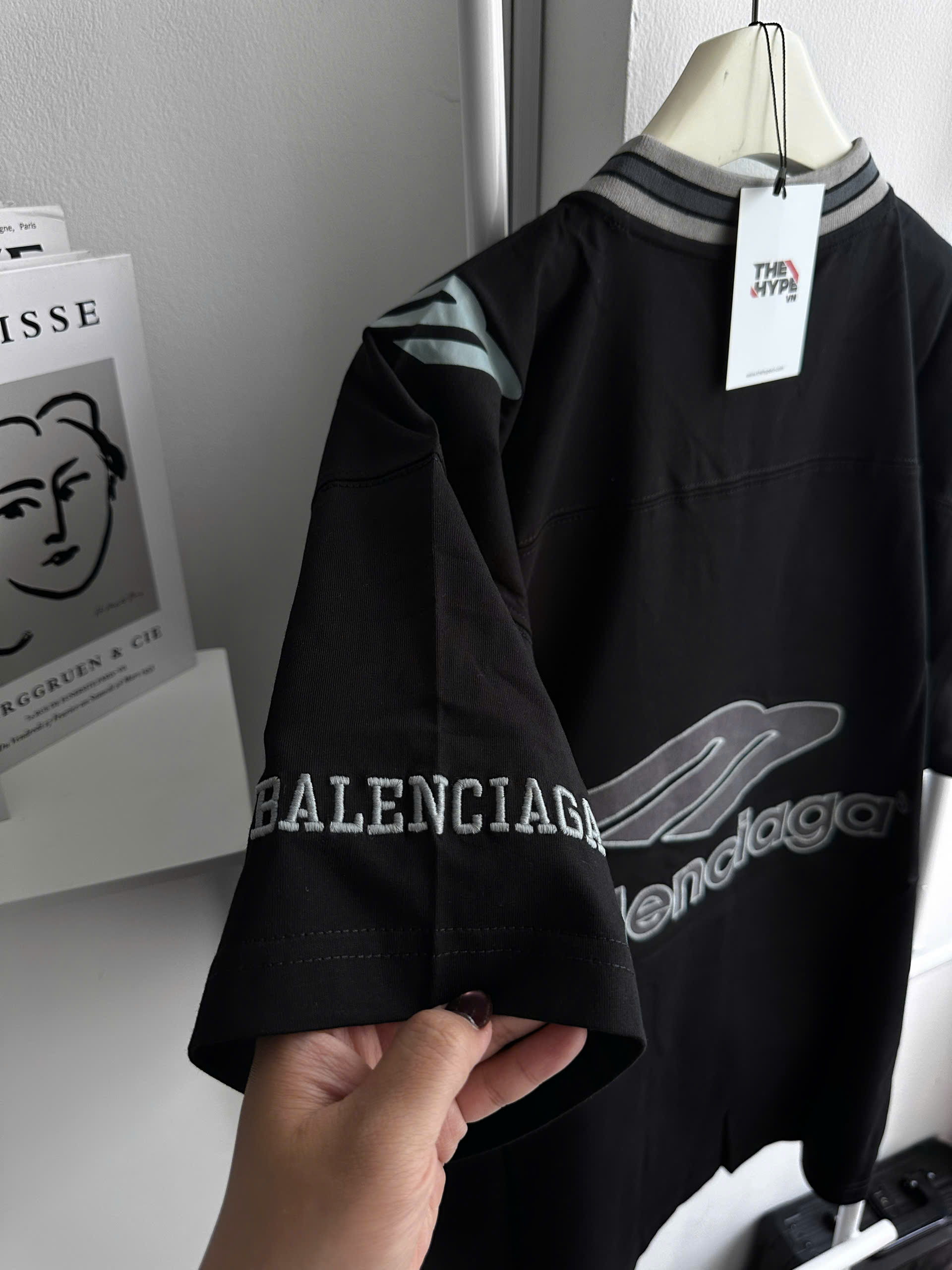 ÁO THUN BALENCIAGA BLCG FOOTBALL V-NECK (BLACK)