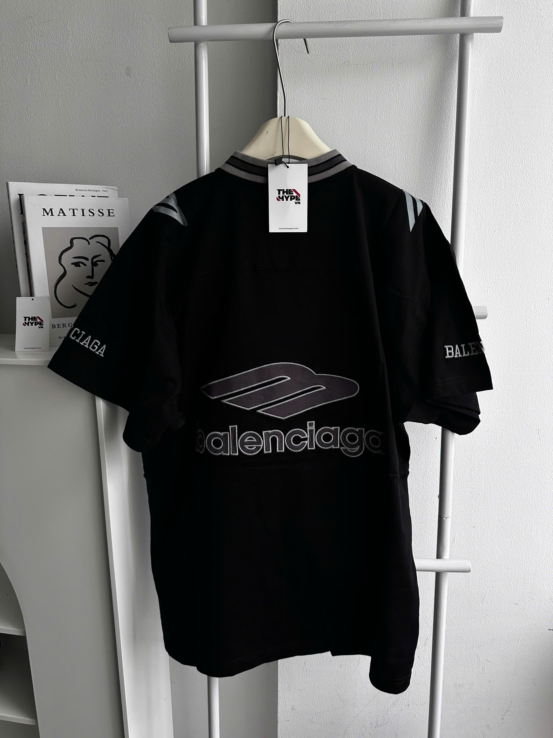 ÁO THUN BALENCIAGA BLCG FOOTBALL V-NECK (BLACK)
