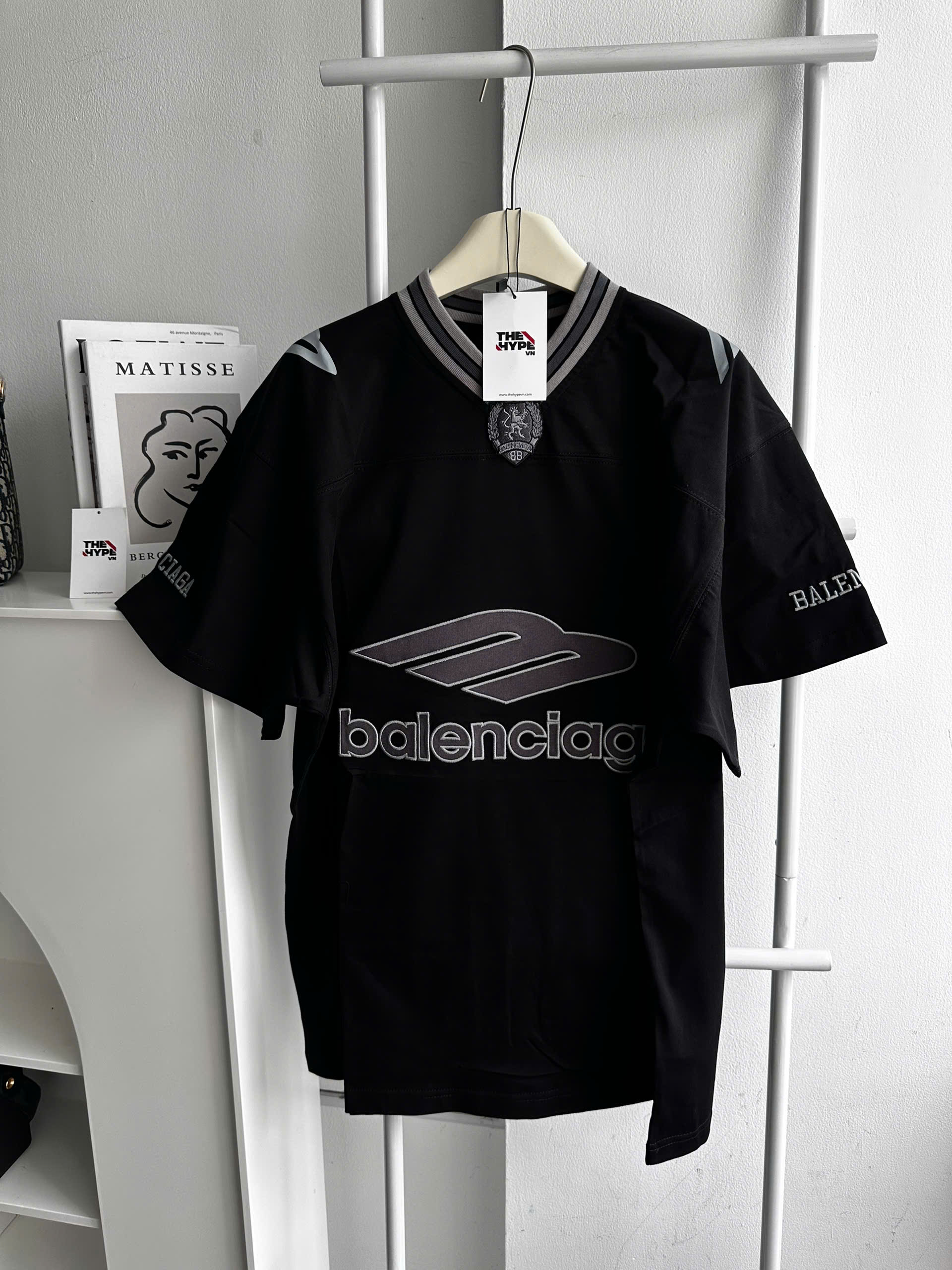 ÁO THUN BALENCIAGA BLCG FOOTBALL V-NECK (BLACK)