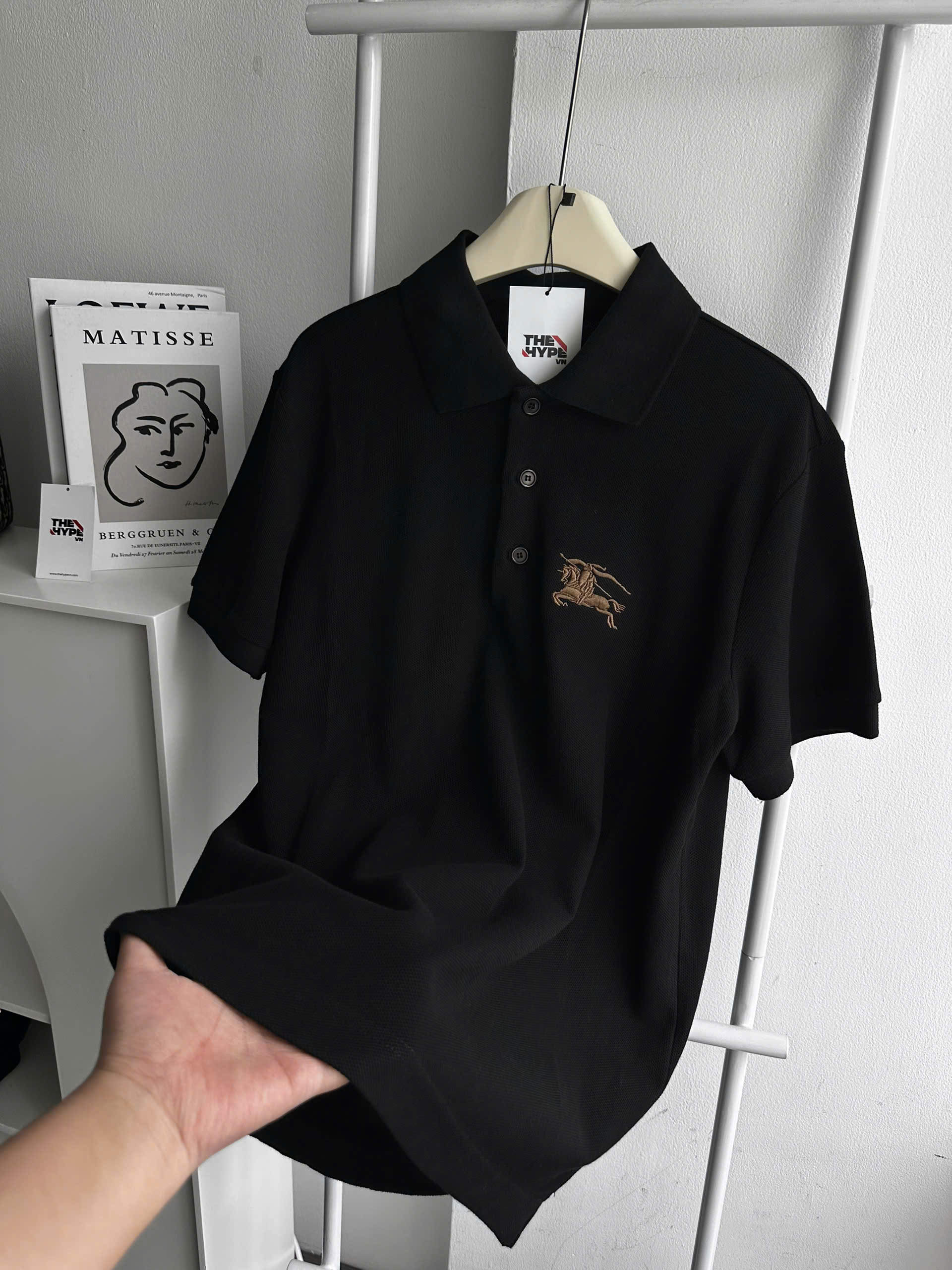 ÁO POLO BURBERRY EQUESTRIAN GOLD KNIGHT (BLACK)