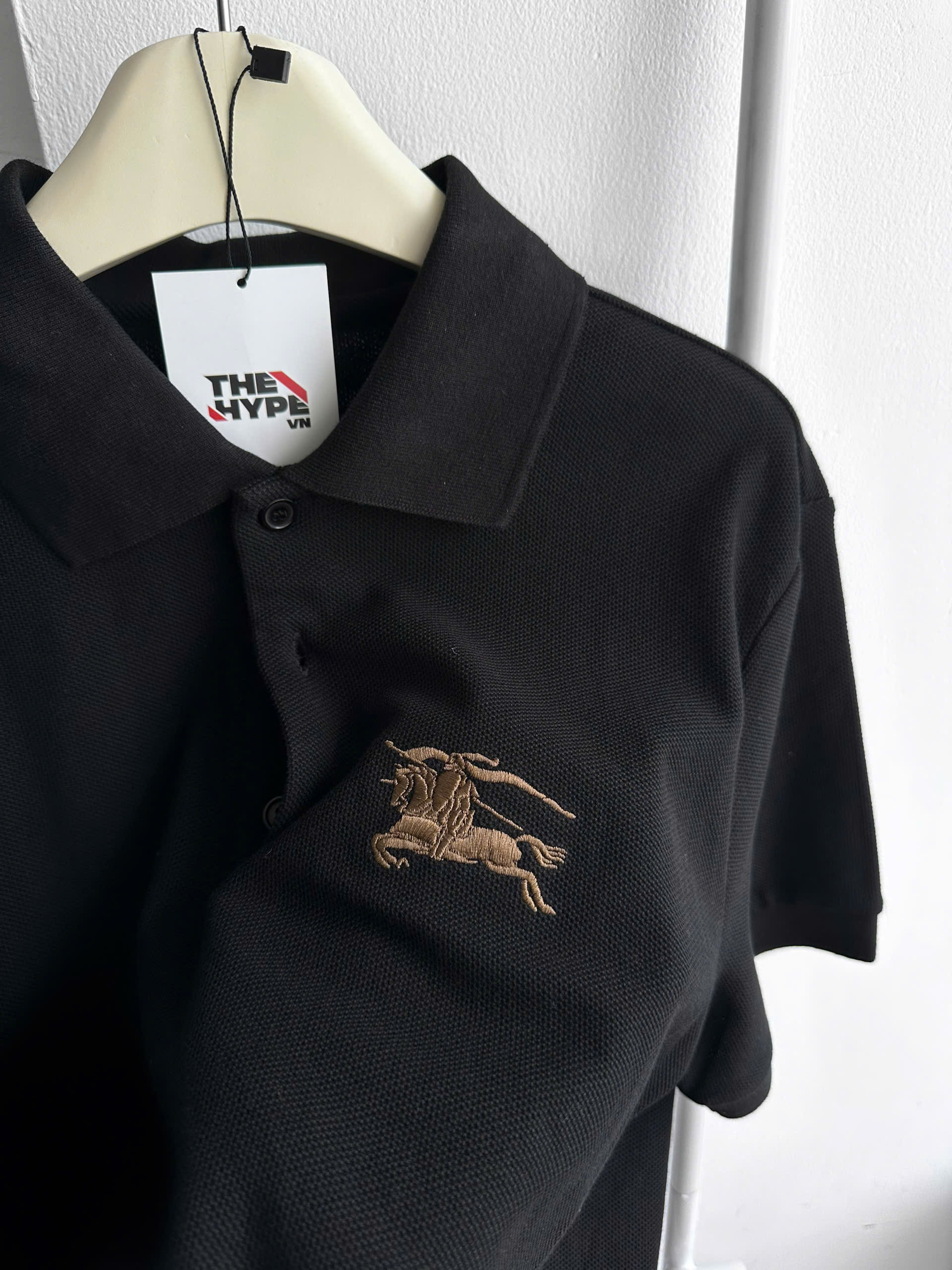 ÁO POLO BURBERRY EQUESTRIAN GOLD KNIGHT (BLACK)