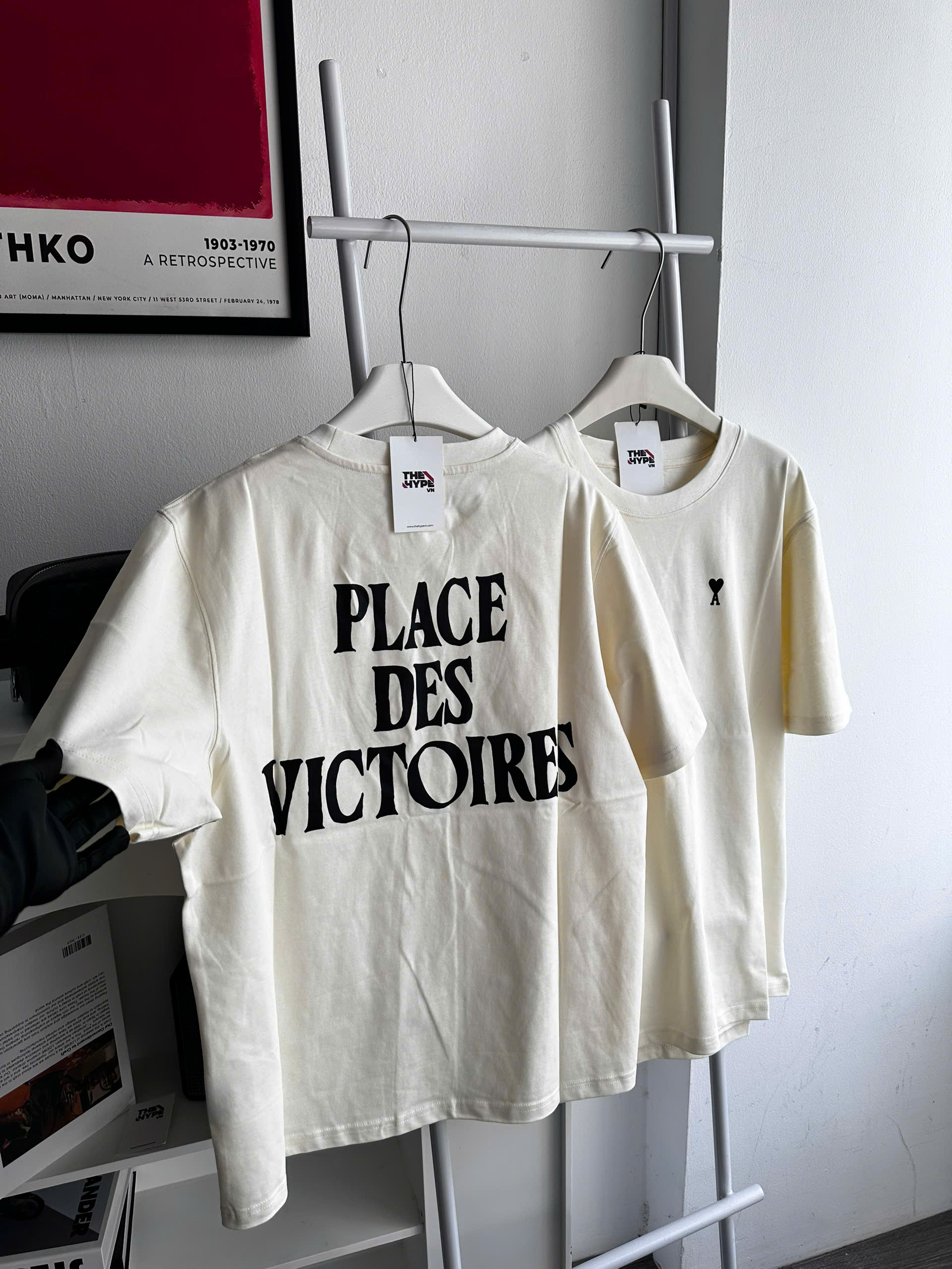 ÁO THUN AMI PLACE DES VICTOIRES (WHITE CREAM)