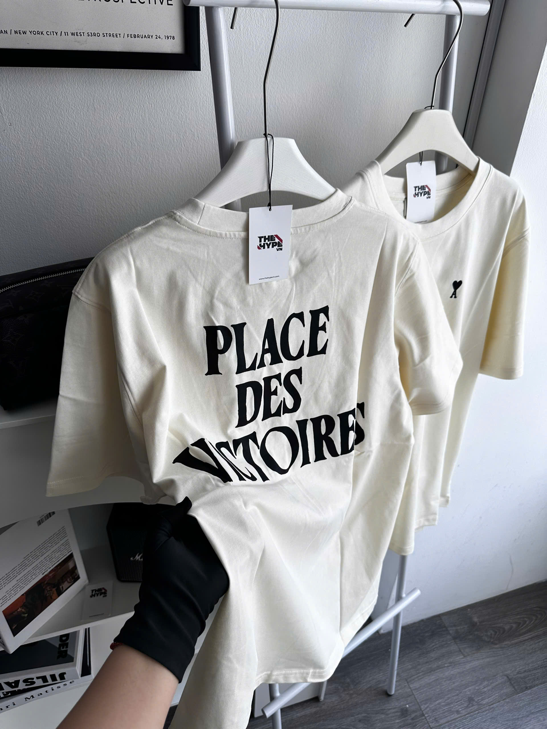 ÁO THUN AMI PLACE DES VICTOIRES (WHITE CREAM)