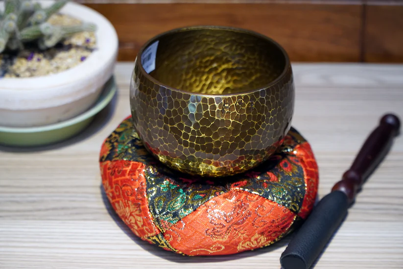 CHUÔNG MINI ĐEN LỚN (CHUÔNG, ĐẾ, DÙI)