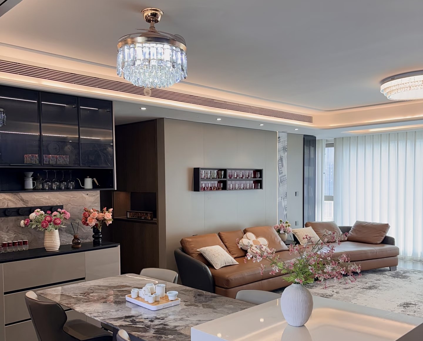 Review chi tiết ổ cắm thanh ray Chargee: Thiết kế, công năng và độ an toàn