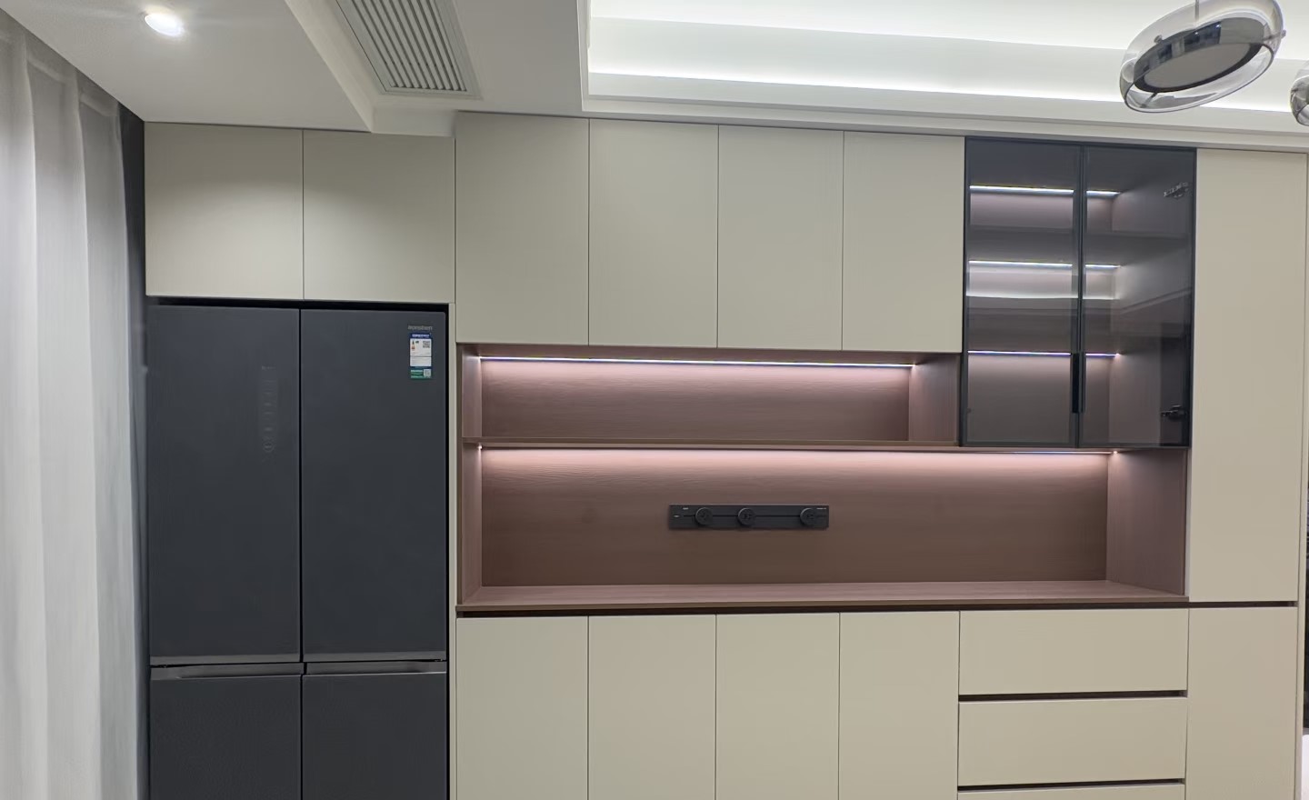 Ổ cắm thanh ray hay còn gọi “bước tiến mới” trong thiết kế nội thất hiện đại