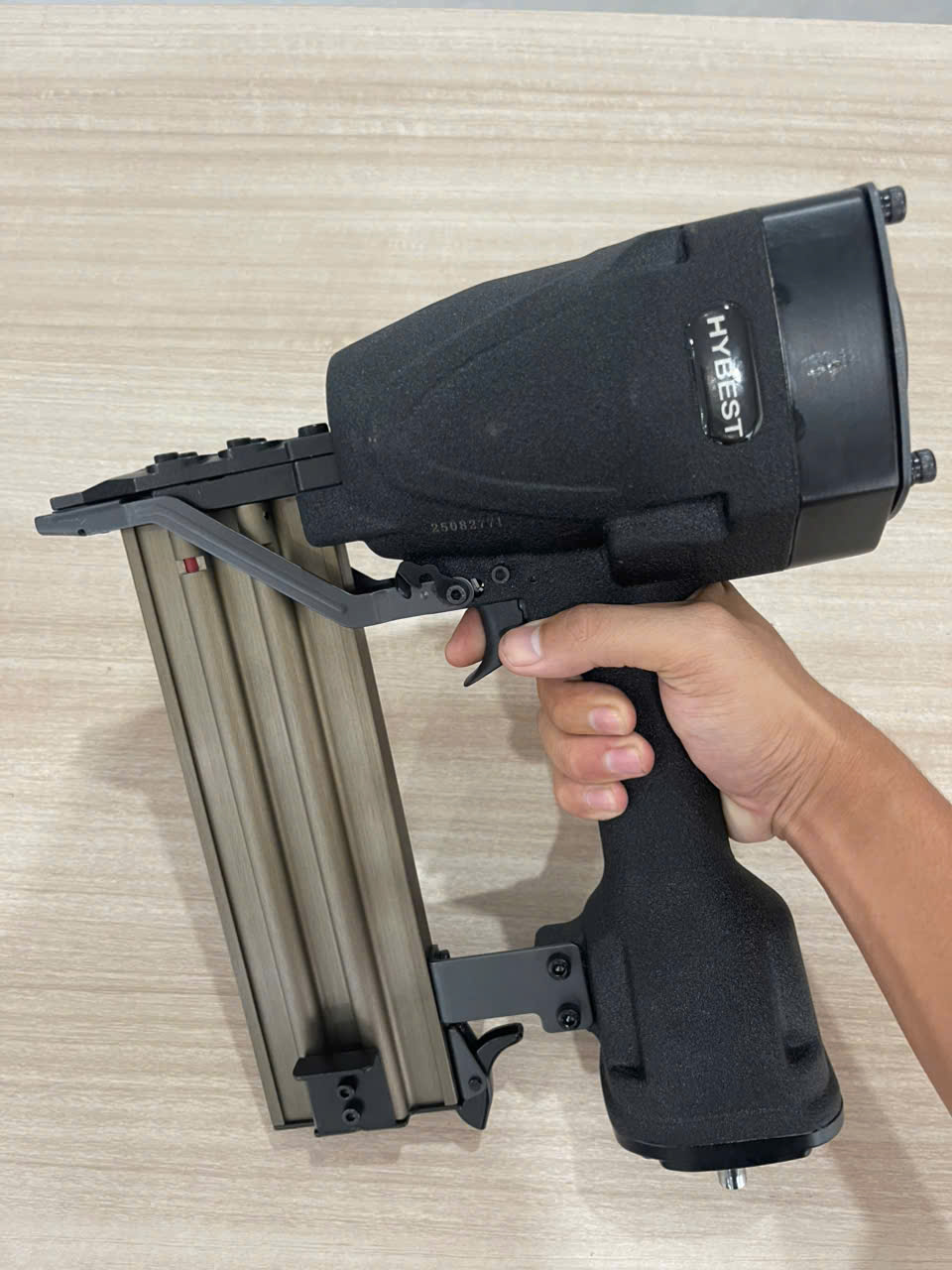 Máy đóng đinh bê tông cầm tay HYBEST, model ST64L