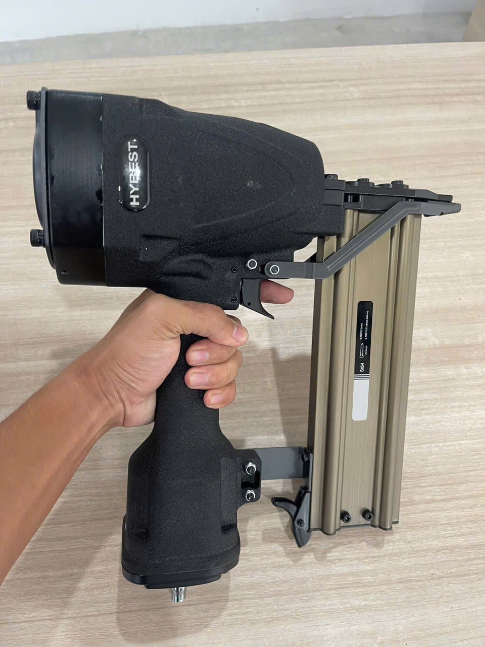 Máy đóng đinh bê tông cầm tay HYBEST, model ST64L
