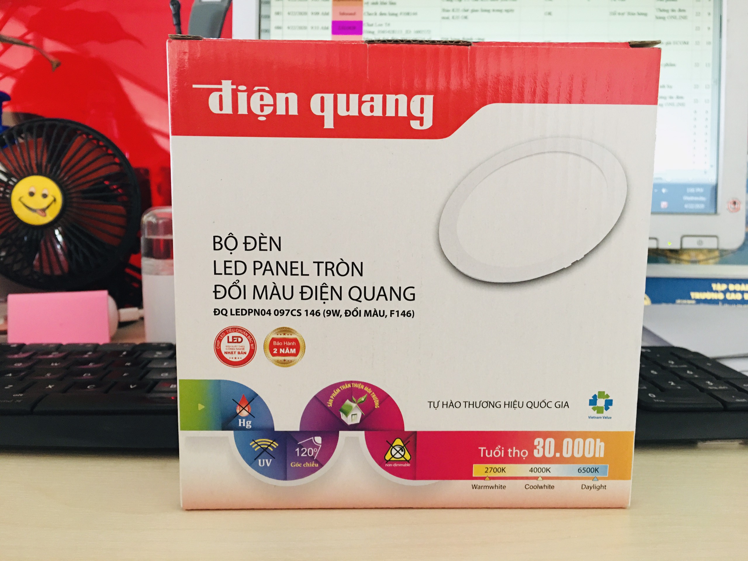 Bộ đèn LED Panel tròn Điện Quang ĐQ LEDPN04 09 7CS Go135 (9W, viền vàng, đổi màu, Ø135)
