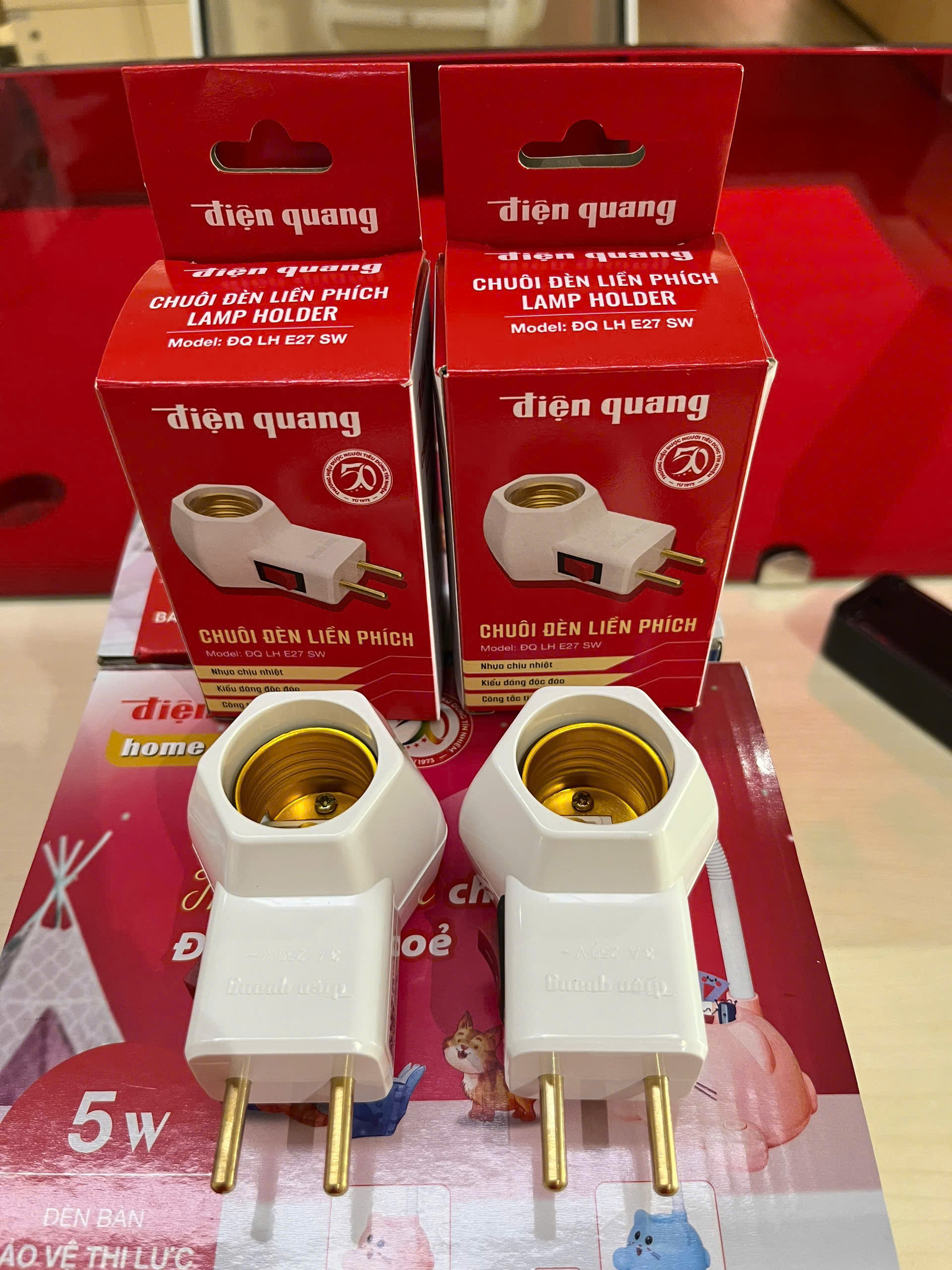 Chuôi đèn liền phích công tắc ĐQ LH E27 SW