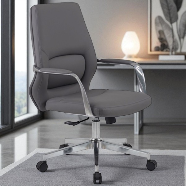 Ghế Giám Đốc Hòa Phát GGDY037 màu xám, bọc da/PVC, tay hợp kim nhôm, chân thép mạ, trong văn phòng hiện đại với bàn làm việc và cây xanh.