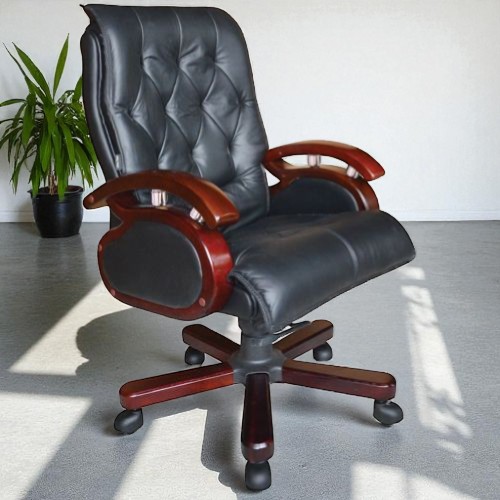 Ghế Giám Đốc Hòa Phát GGDY032 bọc da thật, lưng liền đệm cao, tay vịn gỗ sơn PU, chân ghế 5 cạnh kiên cố, bánh xe xoay 360 độ, thiết kế sang trọng phù hợp cho văn phòng lãnh đạo.