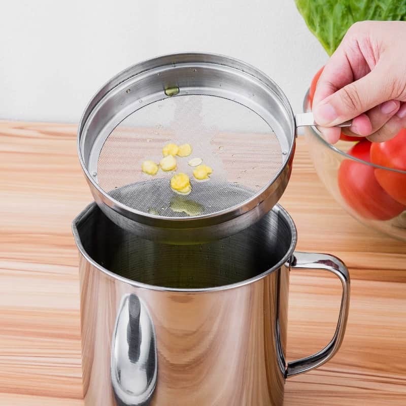 Ca Lọc Dầu Ăn Inox Có Nắp 1300ml Nồi Oil Pot Lưới Lọc Cặn Đa Năng Gạn Bỏ Chất Béo Dư Thừa Full Box