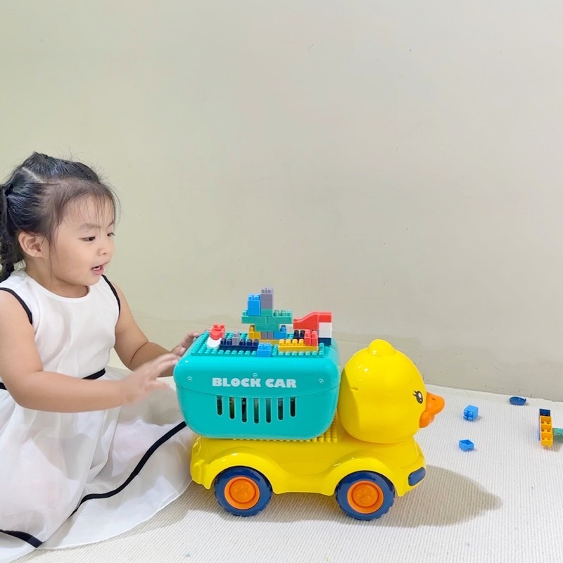 1 Chiếc xe đồ chơi size lớn có thể lắp ráp với Lego cho bé