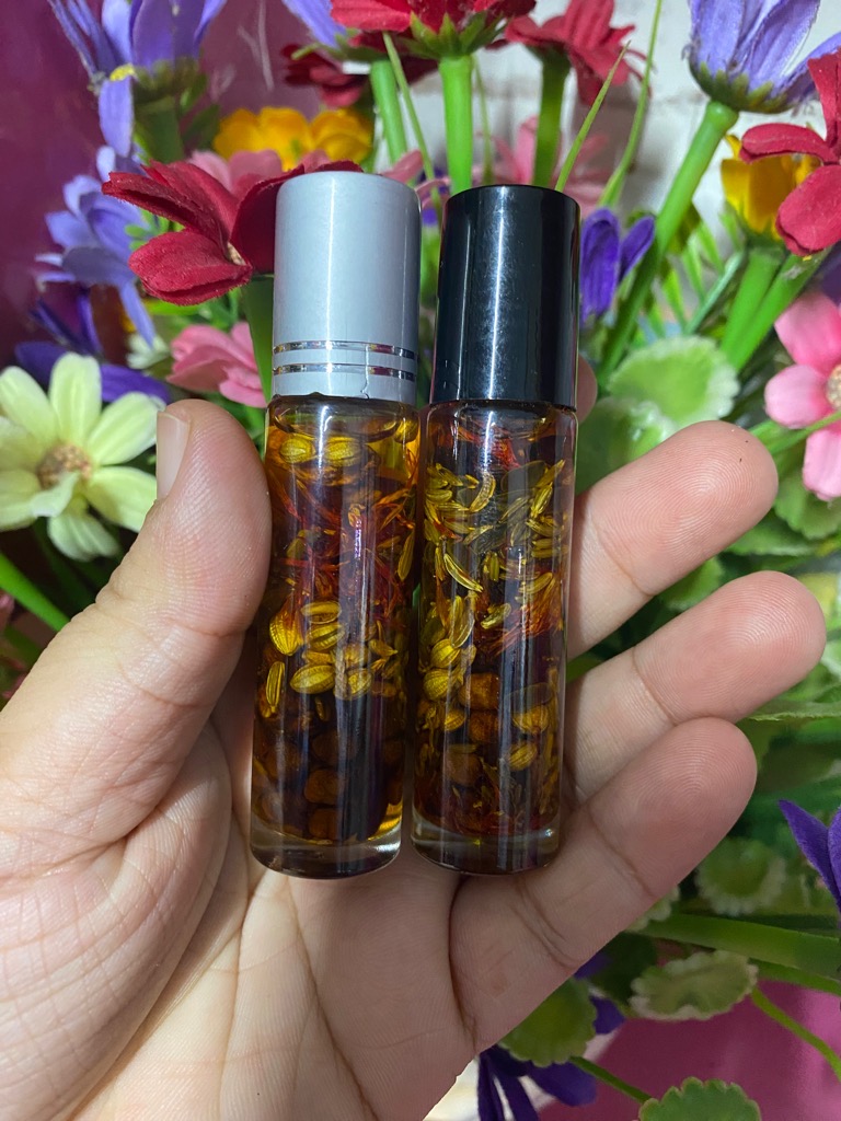 Dầu sâm Gia Truyền dạng Lăn 10ml được làm từ nguyên liệu tự nhiên, chuyên trị Nhức đầu, sổ mũi, nghẹt mũi, côn trùng cắn v.v