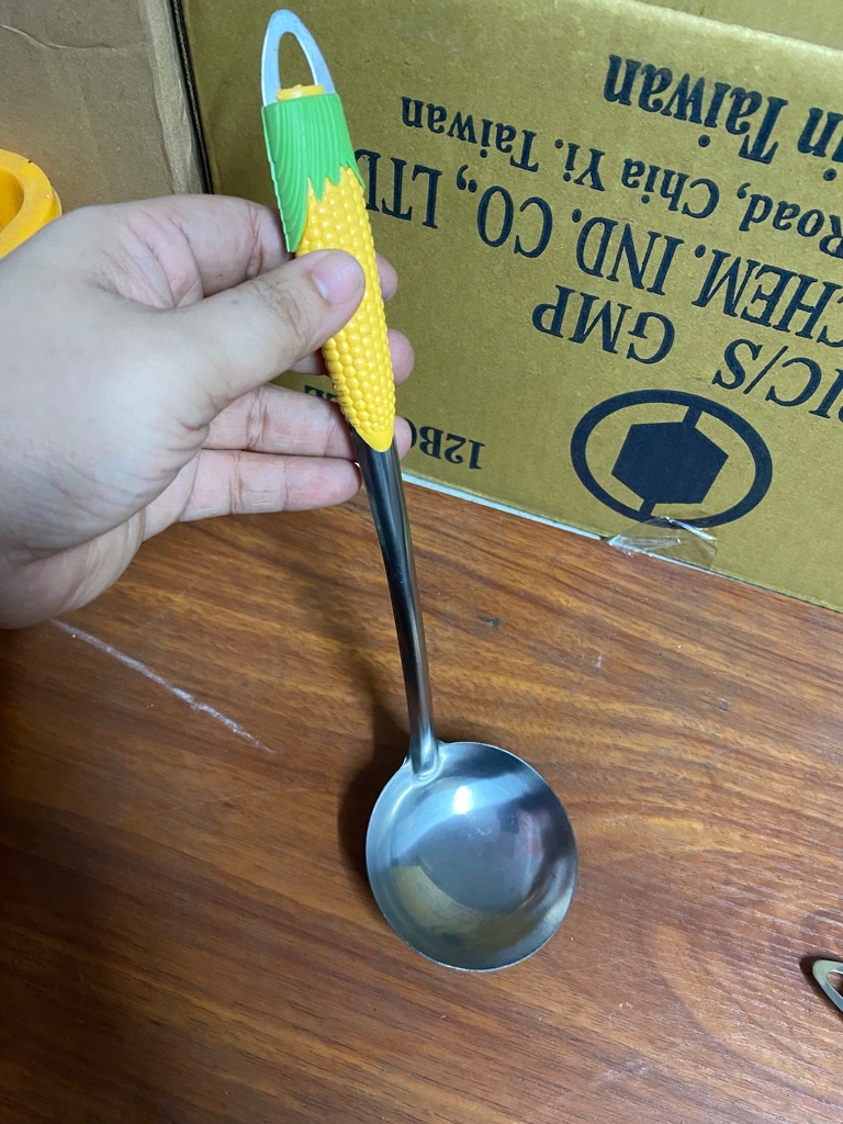Vá múc canh, vá ăn lẩu nhỏ cán nhựa hoạ tiết trái bắp cute, có lỗ ráo nước / pktn sale