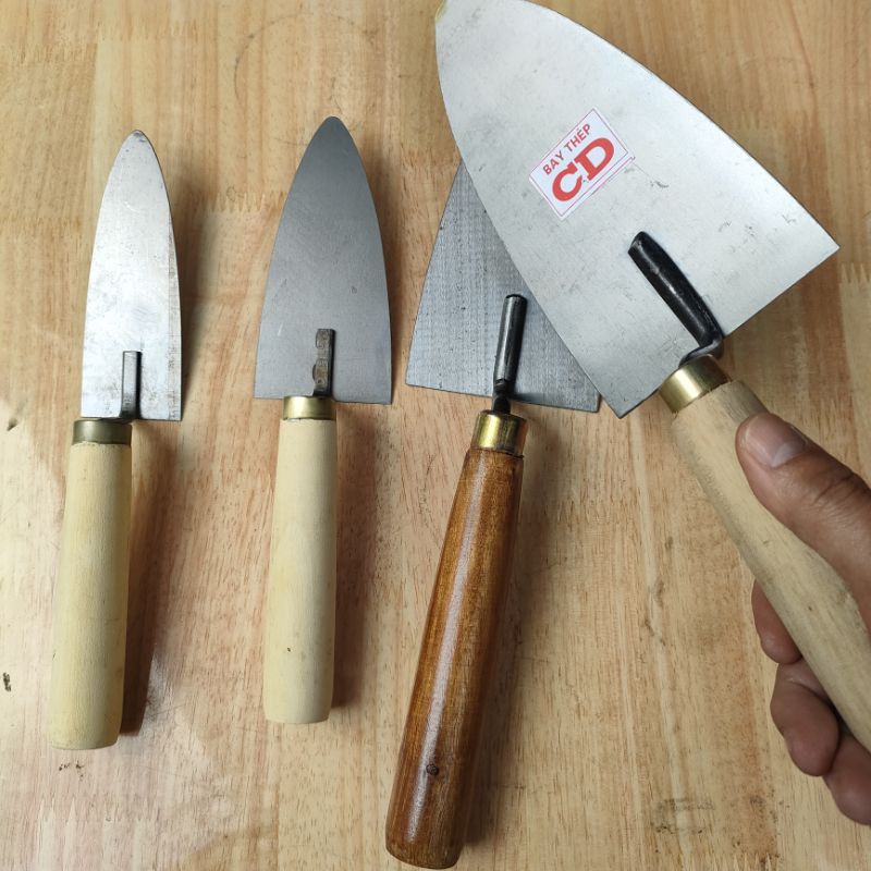 Bay làm vườn, làm hồ xây dựng lưỡi thép CD 10cm ngang, cán gỗ / pktn sale