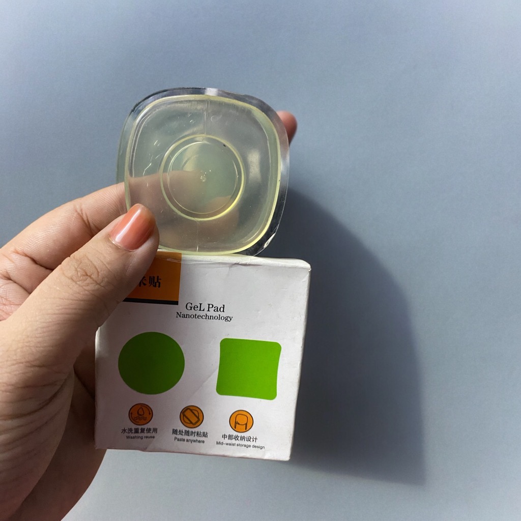 Miếng dán Gel Pad vuông hỗ trợ điện thoại, dán đồ dùng đa năng , có khe quấn cáp sạc