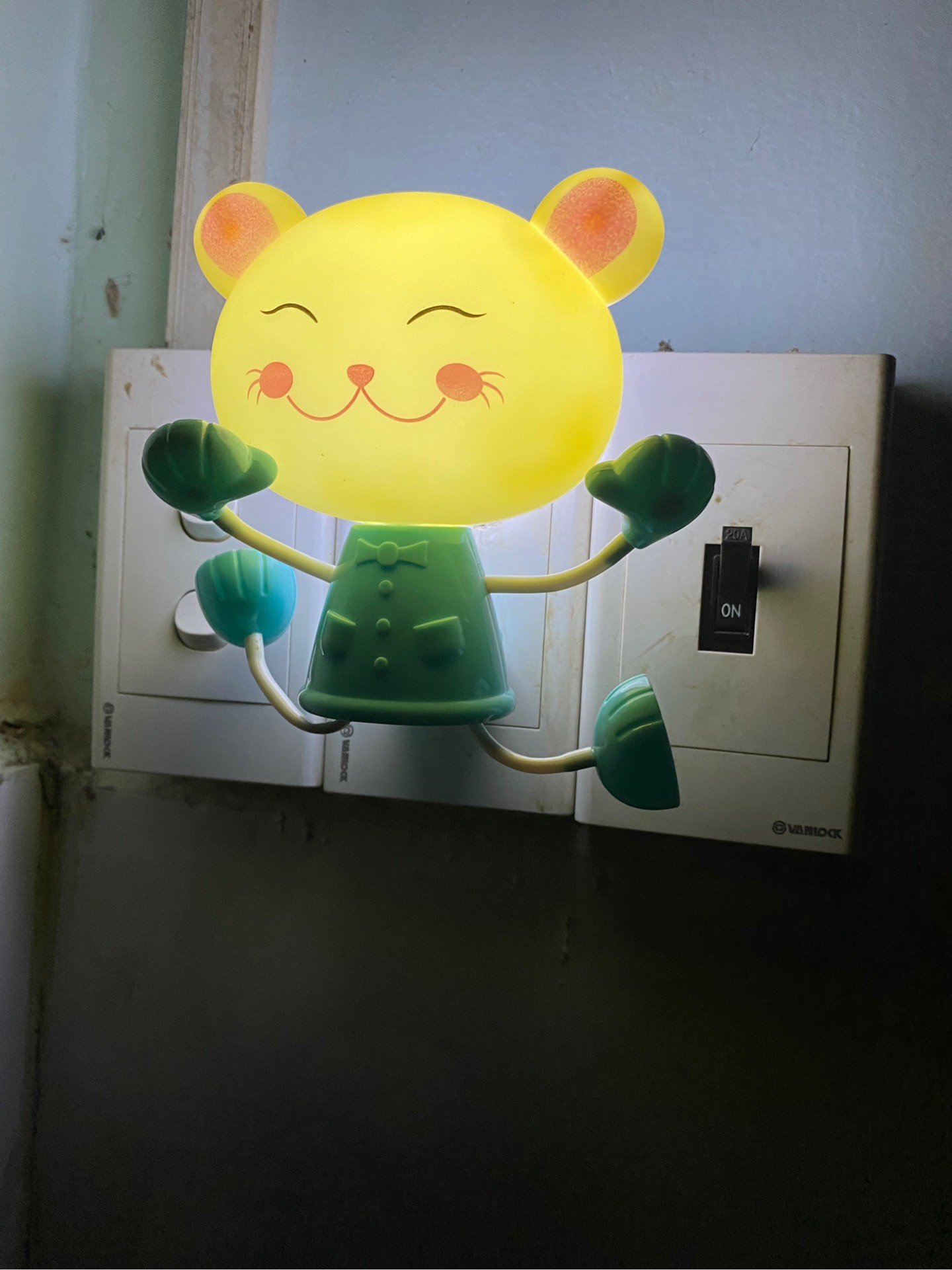 Thanh lý xả kho đèn ngủ tự động sáng tối hình thú